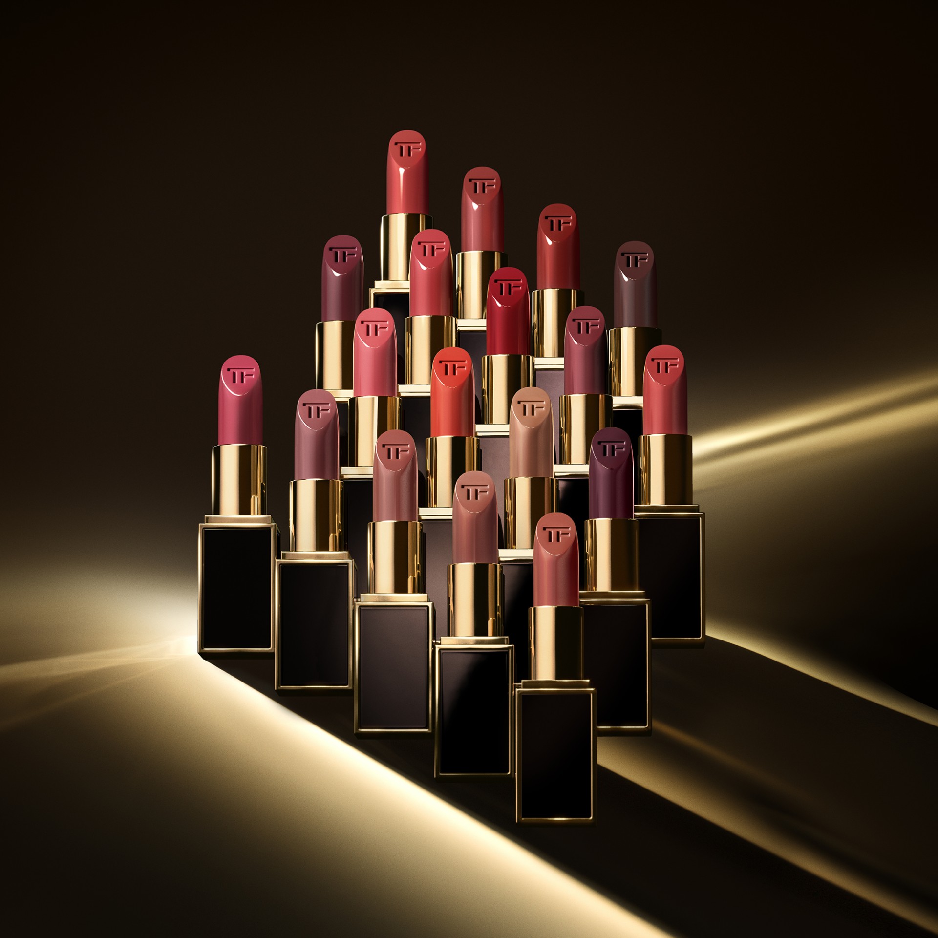 安潔莉娜・裘莉性感詮釋TOM FORD全新設計師唇膏系列！讓你的唇形綻放無限魅力