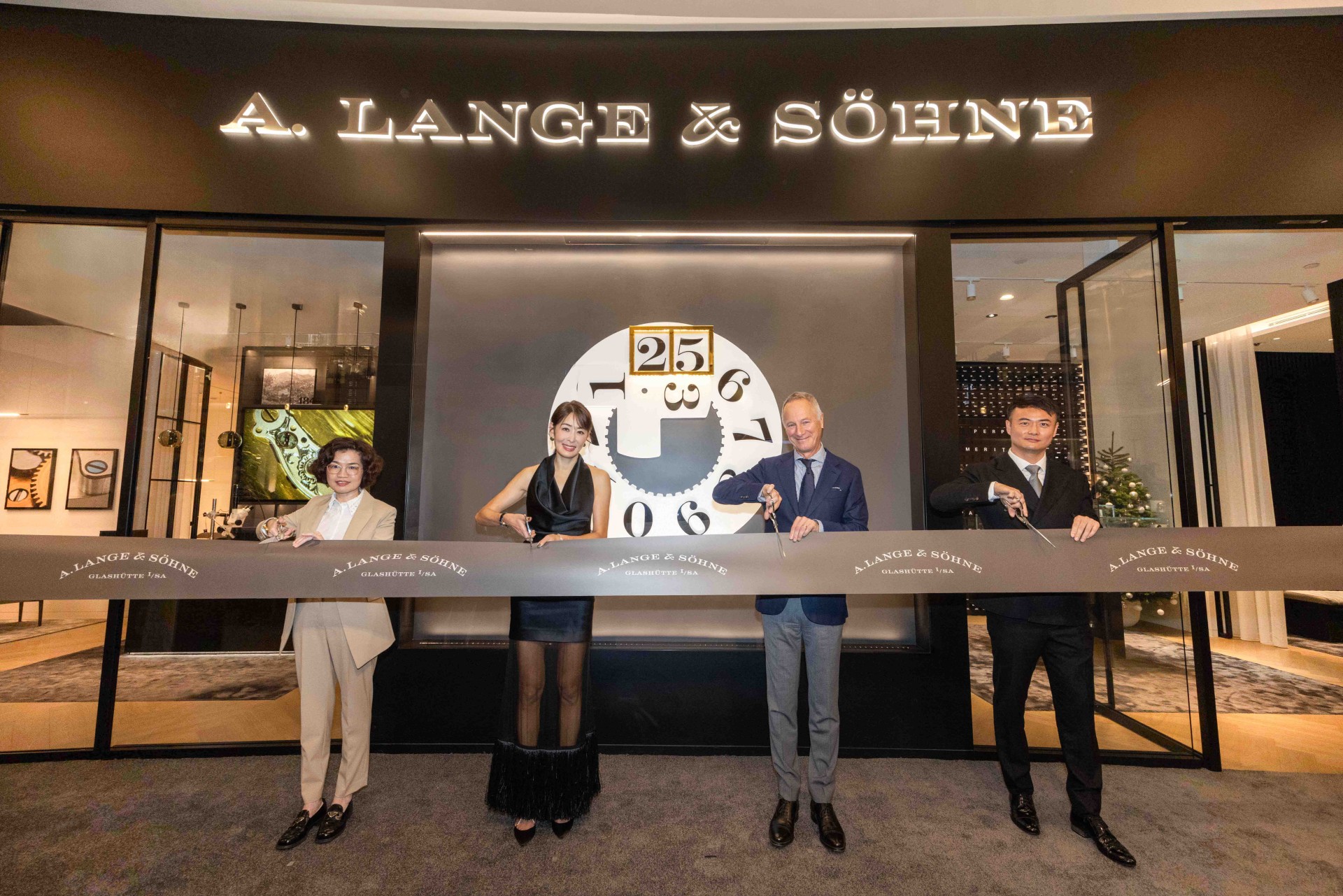 歡慶朗格台北101開幕與LANGE 1腕錶三十週年特展，巨型紀念款腕錶裝置展現佳節氣氛