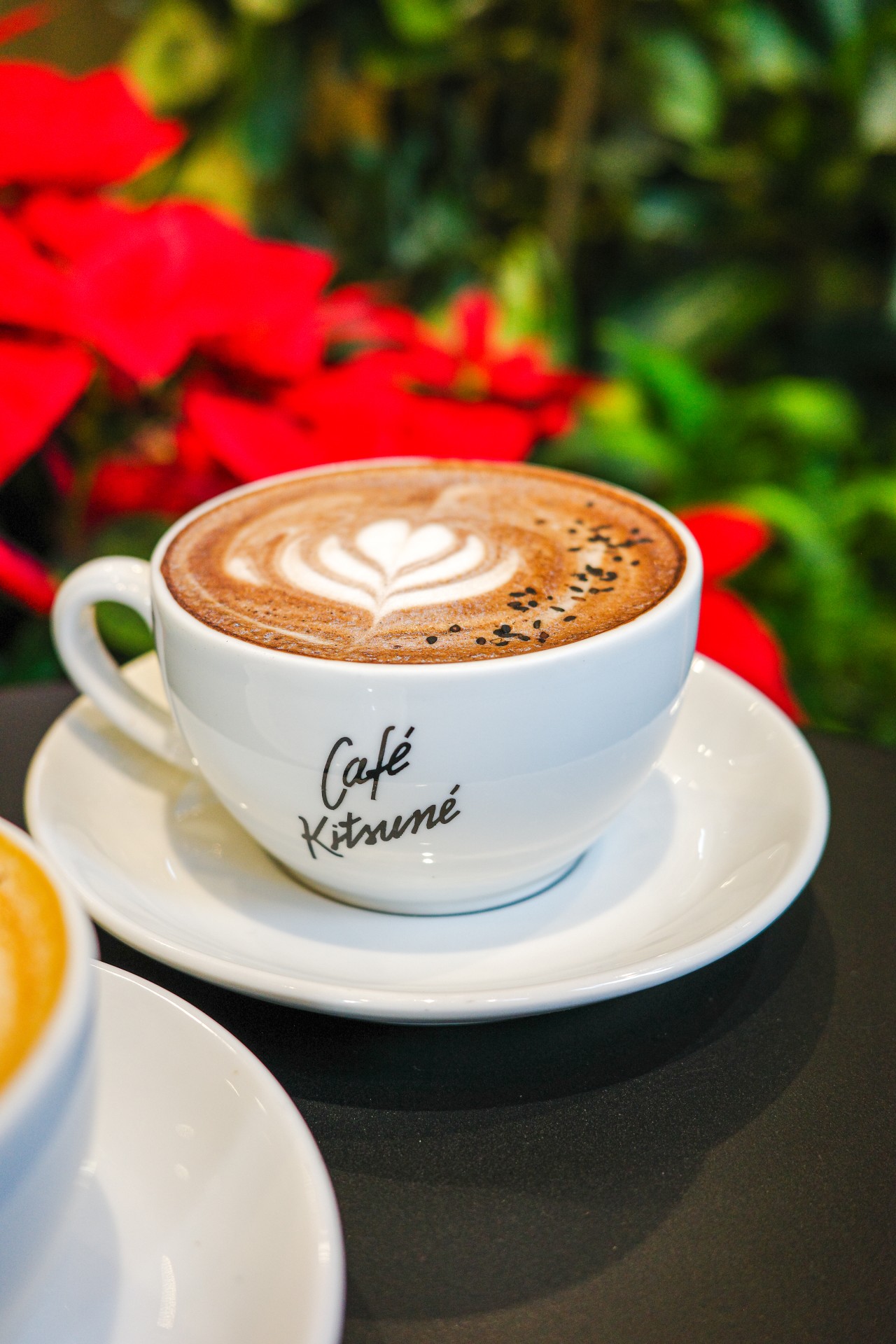Café Kitsuné在秋冬季節獻上溫暖驚喜！可愛的狐狸咖啡師雪球、圖樣撲克牌等商品點亮時尚禮品