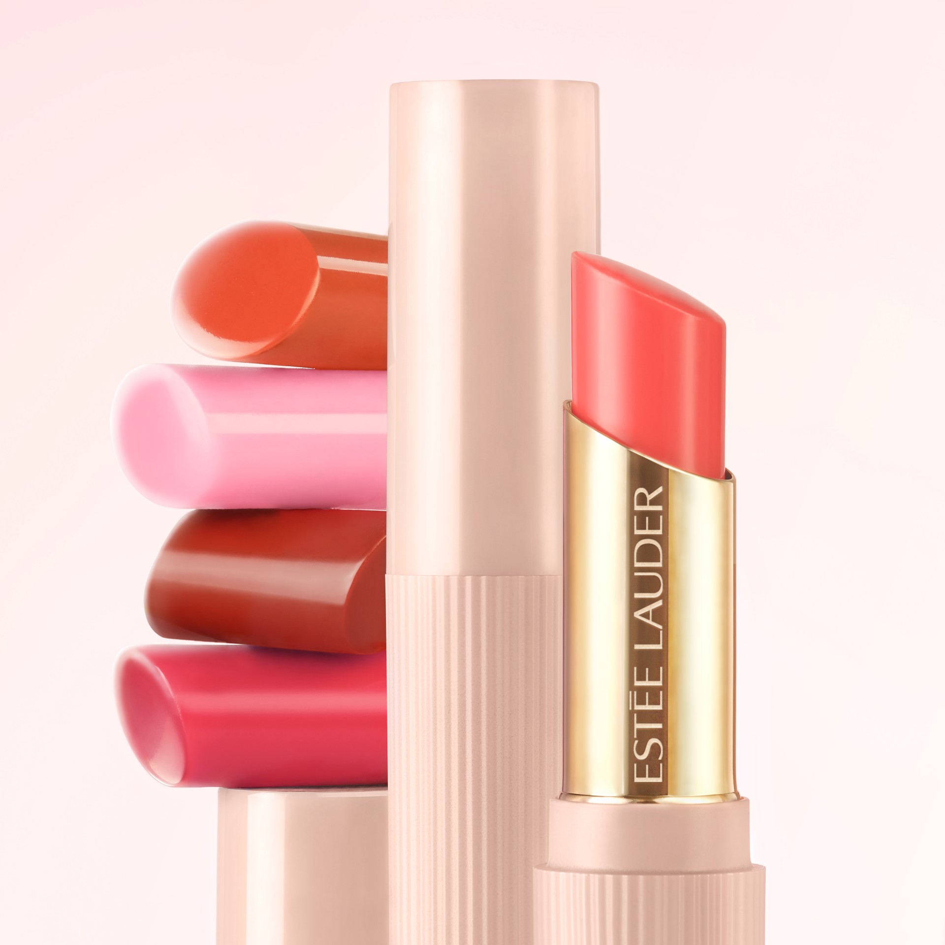 沒有潤唇膏就沒有安全感！雅詩蘭黛攜手「國民妹妹」IU推出全新水啵啵琉璃潤唇膏