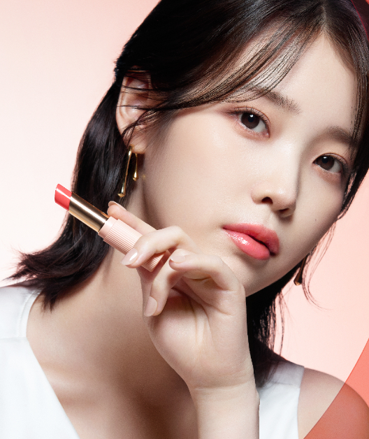沒有潤唇膏就沒有安全感！雅詩蘭黛攜手「國民妹妹」IU推出全新水啵啵琉璃潤唇膏