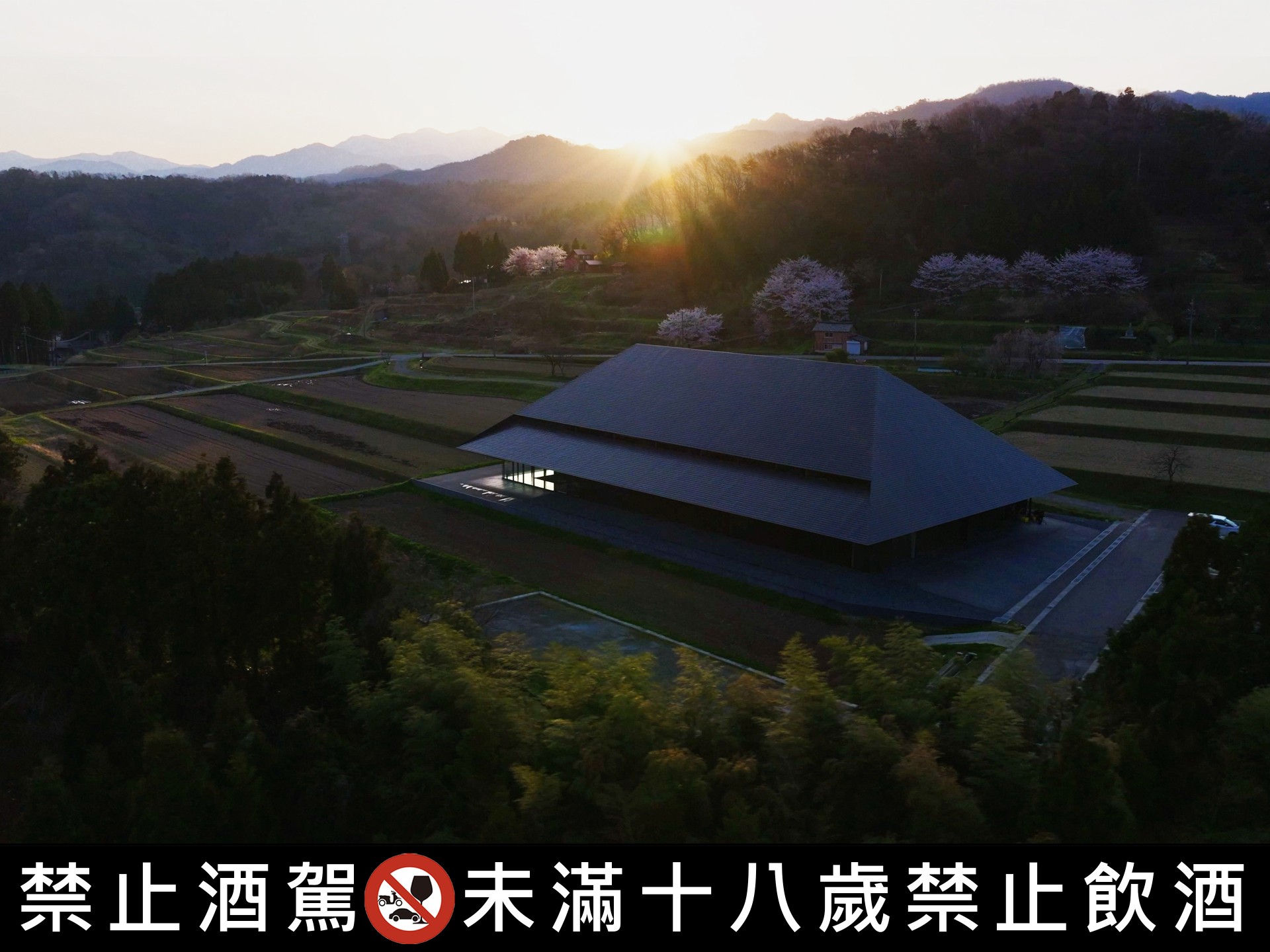 新世代清酒的樣貌，由傳奇釀酒師所打造的IWA5清酒以獨特調和藝術形塑酒款輪廓