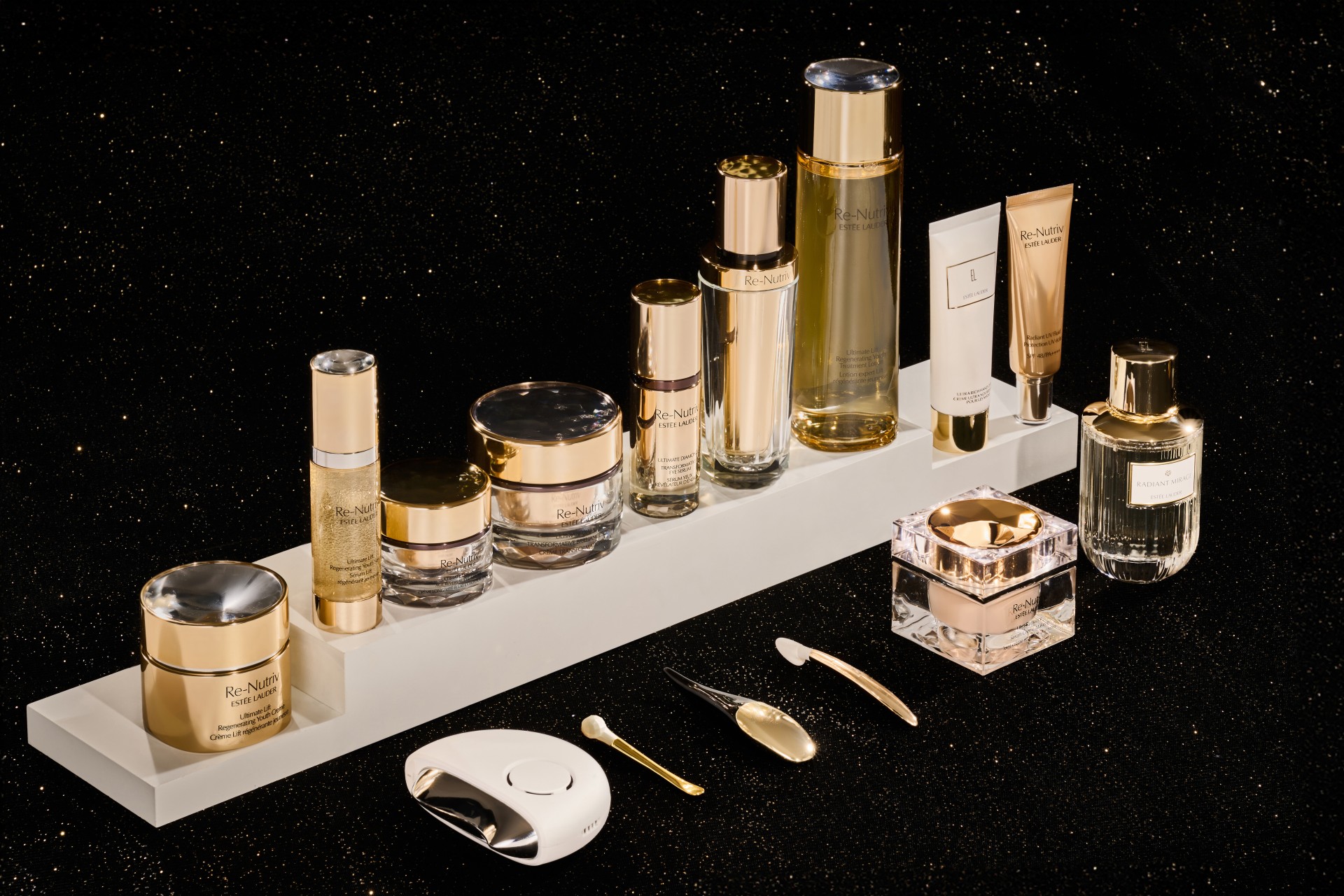 雅詩蘭黛首創「肌膚皮拉提斯」療程,「長壽基因」研究搭配獨家護膚工具啟動逆齡能量