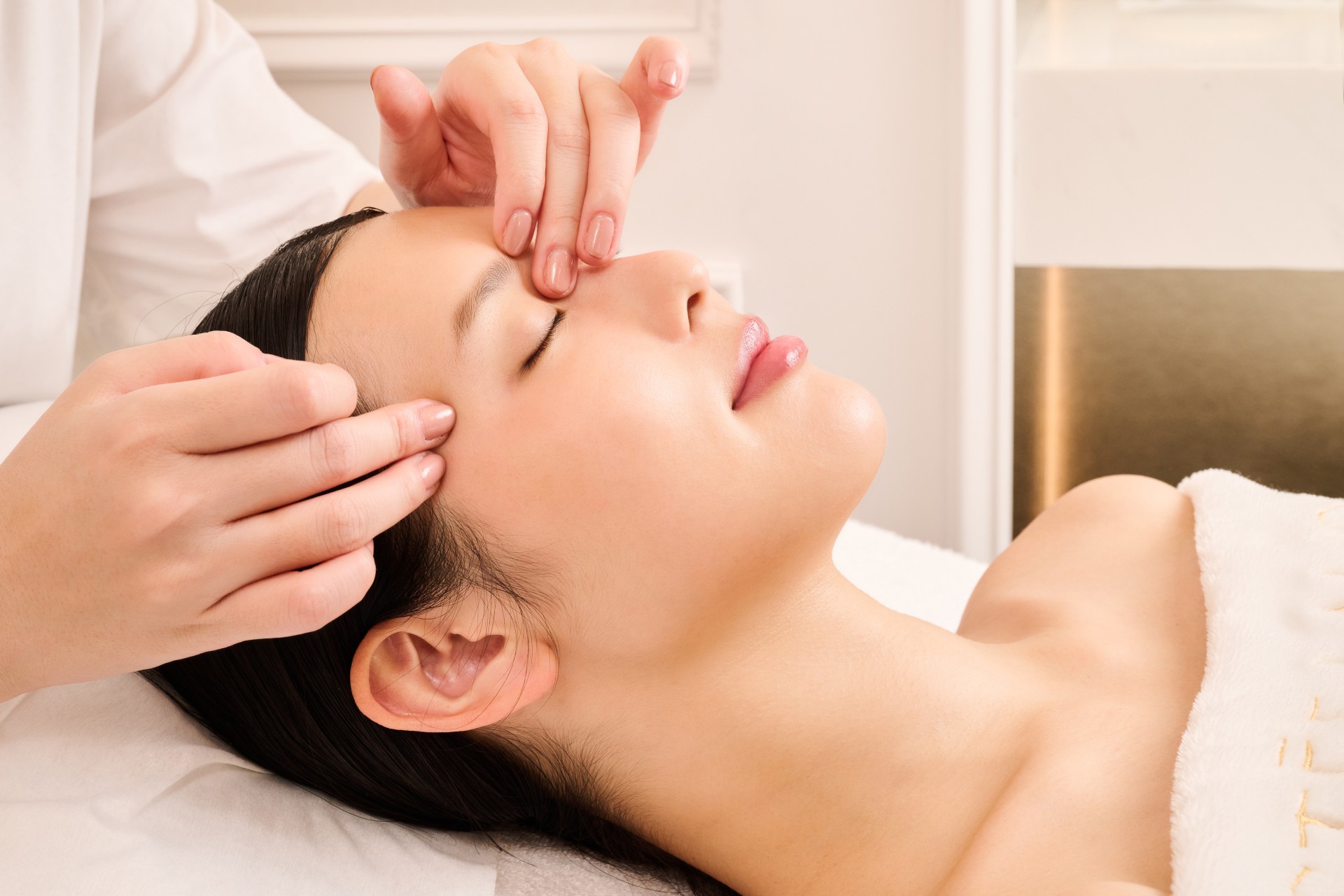 雅詩蘭黛首創「肌膚皮拉提斯」療程,「長壽基因」研究搭配獨家護膚工具啟動逆齡能量