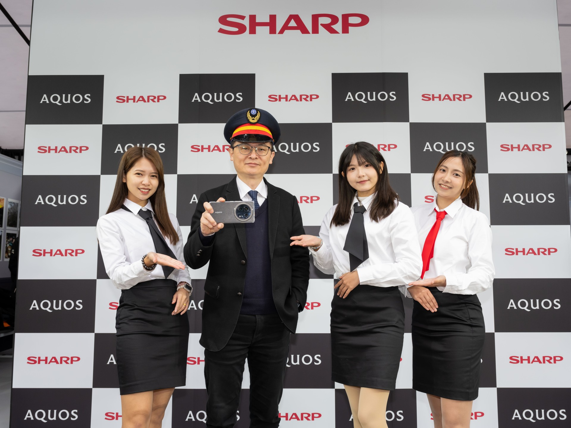 年前換支新手機！夏普、小米推出各具特色新款機型，性價比與攝影需求輕鬆滿足