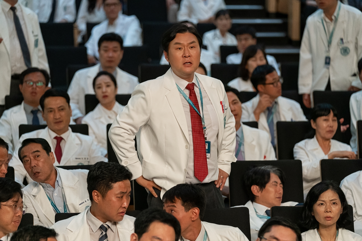 Netflix韓劇《外傷重症中心》好看到8集一次追！朱智勳角色原型是韓國軍醫院院長