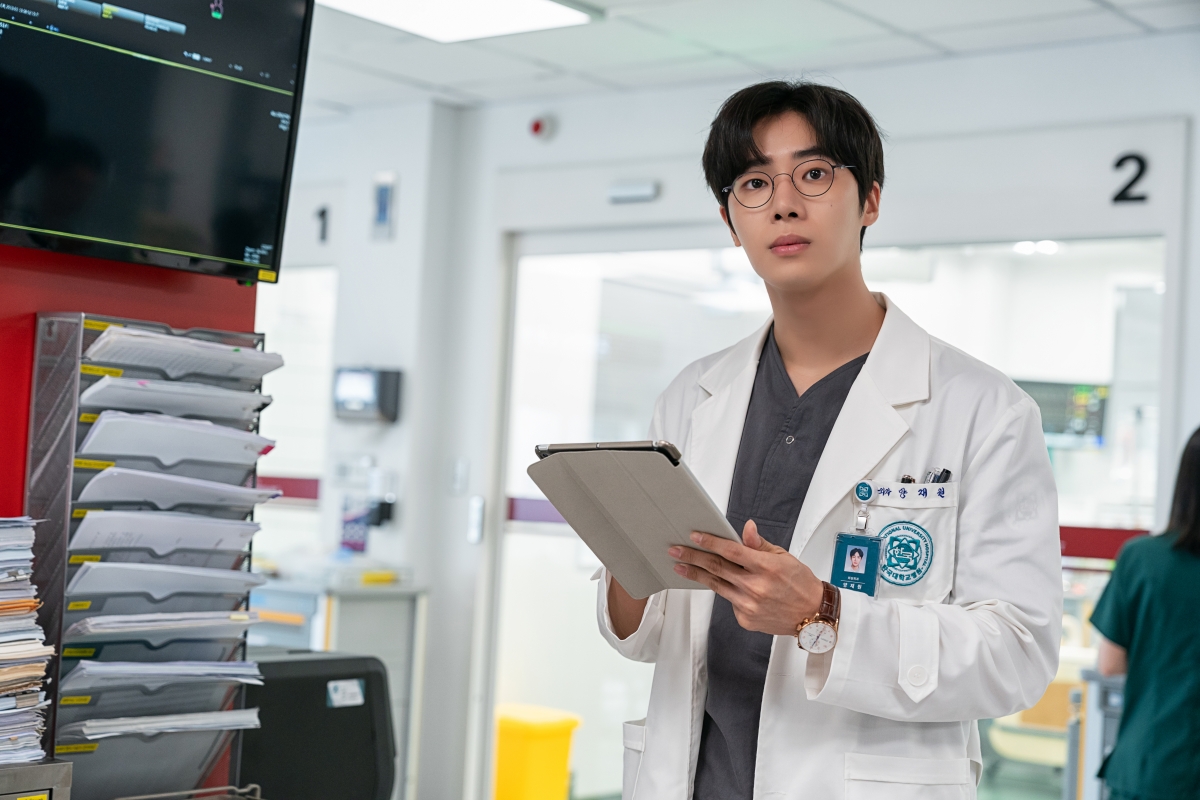Netflix韓劇《外傷重症中心》好看到8集一次追！朱智勳角色原型是韓國軍醫院院長