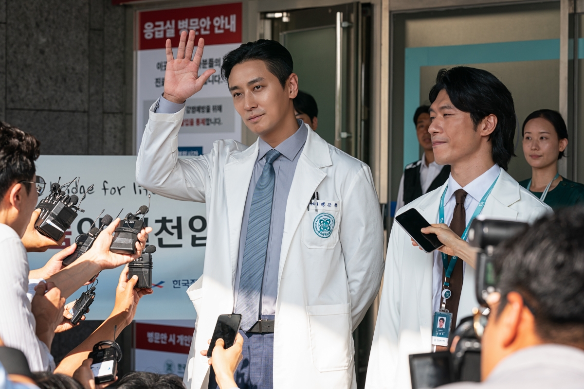 Netflix韓劇《外傷重症中心》好看到8集一次追！朱智勳角色原型是韓國軍醫院院長