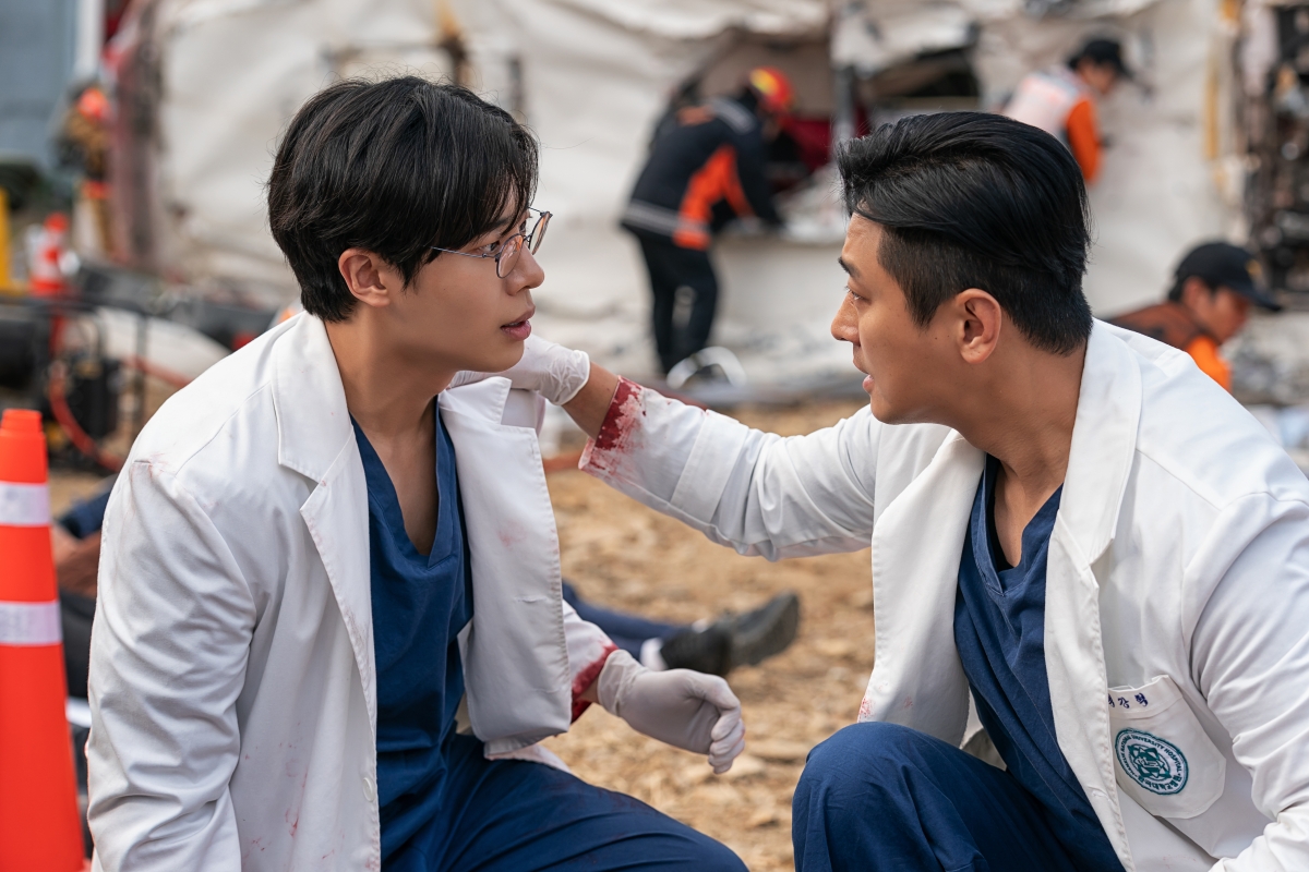 Netflix韓劇《外傷重症中心》主要角色 白江赫/朱智勳 飾 韓國大學醫院外傷重症中心教授，曾在敘利亞、阿富汗等地服務，看似自大傲慢，但會讓他投入外傷重症的原因，來自因醫院拒收成為人球最後不幸死亡的父親。對於自己認可的人才會記得其本名，不然一率以外號代稱。 秋英宇/楊載源 飾 外號「肛門」，是韓國大學第一名資優生，人本主義者，本因肛門外科未來薪資高又輕鬆，而選擇肛門外科，最後被白江赫的精神感動，而放棄肛門外科、投入外傷重症。 尹敬浩/韓宥林 飾 《外傷重症中心》全劇最佳綠葉，代表醫院以利益為導向的醫生，本來看不慣白江赫的所作所為，後來女兒出重大意外在鬼門關前被白江赫救回，轉而變成白江赫的支持盟友。 賀營/千薔薇 飾 韓國大學醫院外傷重症中心護理師，因看到白江赫手上有刺青，誤以為對方是黑道，而霸氣阻止白江赫進入加護病房，最後被冠以「黑道」的暱稱。 鄭宰光/朴敬遠 飾 Netflix韓劇《外傷重症中心》好看到8集一次追！朱智勳角色原型是韓國軍醫院院長