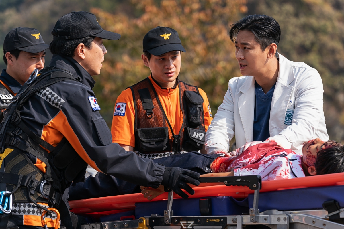 Netflix韓劇《外傷重症中心》好看到8集一次追！朱智勳角色原型是韓國軍醫院院長