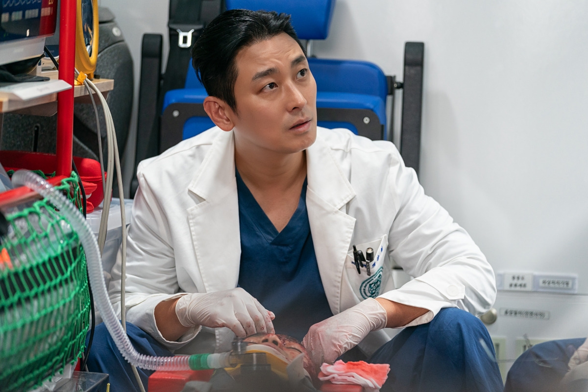 Netflix韓劇《外傷重症中心》好看到8集一次追！朱智勳角色原型是韓國軍醫院院長