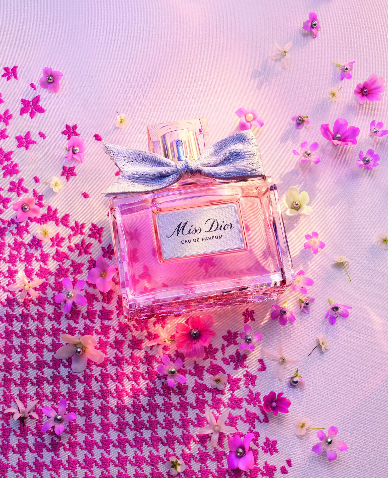 每個吻都帶有MISS DIOR的迷人韻味，迪奧全新《MISS DIOR 親吻香膏》讓隨身香氛變得更加優雅