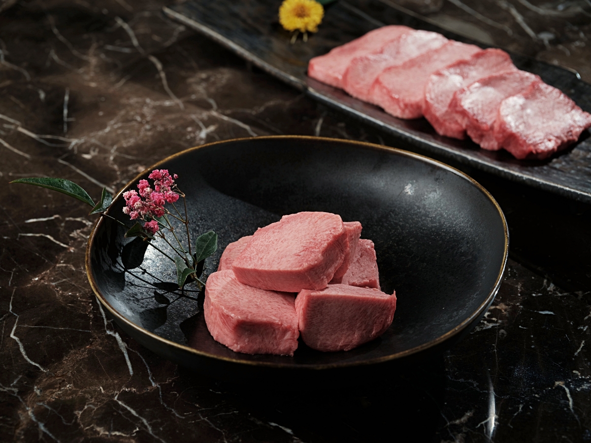 聚焦精緻燒肉！台北「旺盛苑」專人桌邊烤搭配特色餐食與和牛，打造專屬用餐氛圍