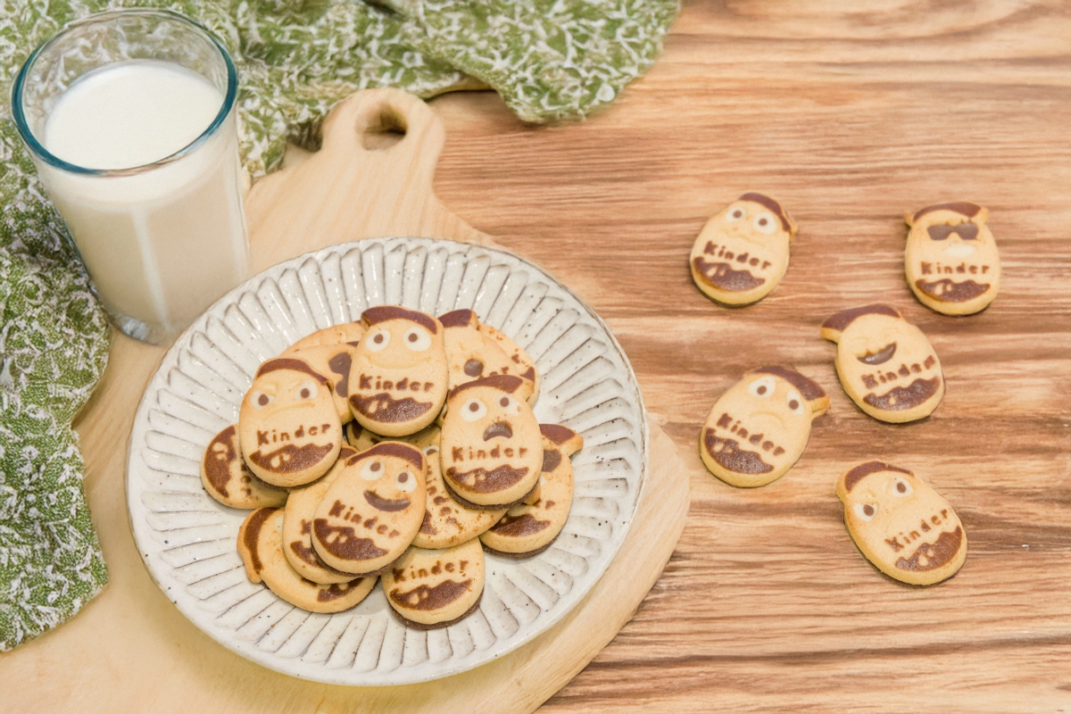 童心未泯的大朋友請注意！「健達出奇蛋」新零食上市，餅乾上還有18種表情圖案超可愛