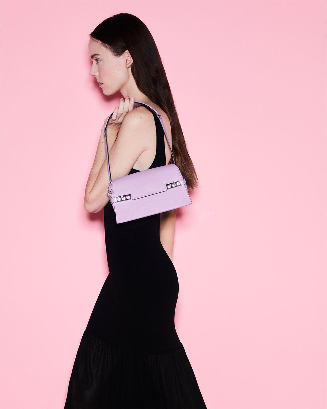 Delvaux 推出棉花糖紫手袋，夢幻銀色點綴打造法式浪漫