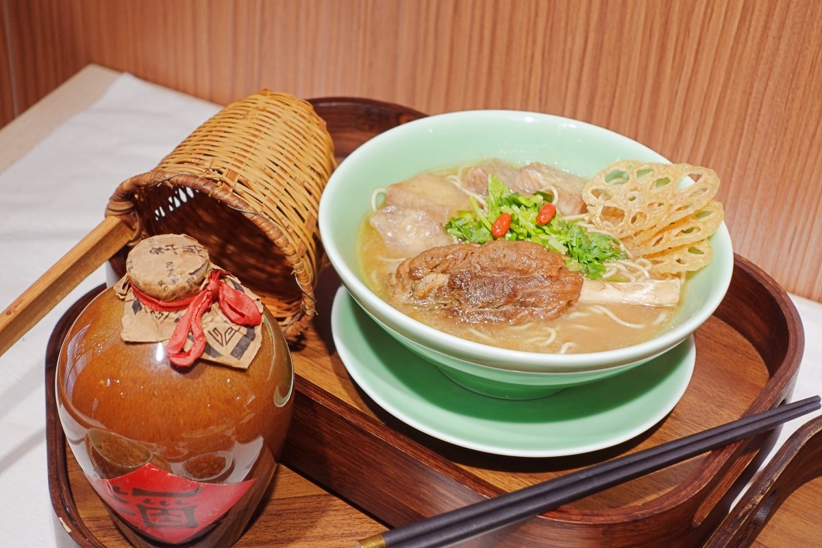 忠青商行開設新麵店：「青嬌」膠原麵館，8小時燉煮雞湯，搭配菜飯與小菜重新定義台灣湯麵