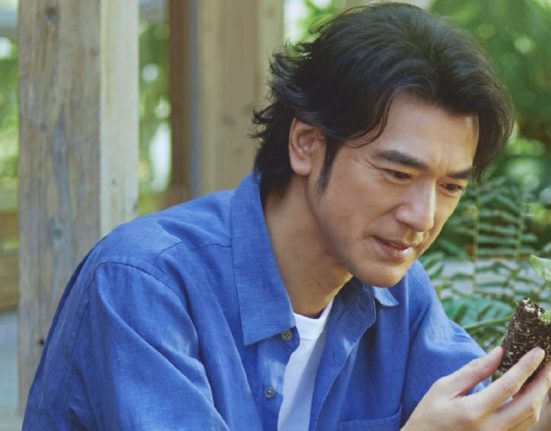 男神金城武回歸螢光幕前！白色襯衫愜意於山野間愜意推單車，成MUJI無印良品最新代言人