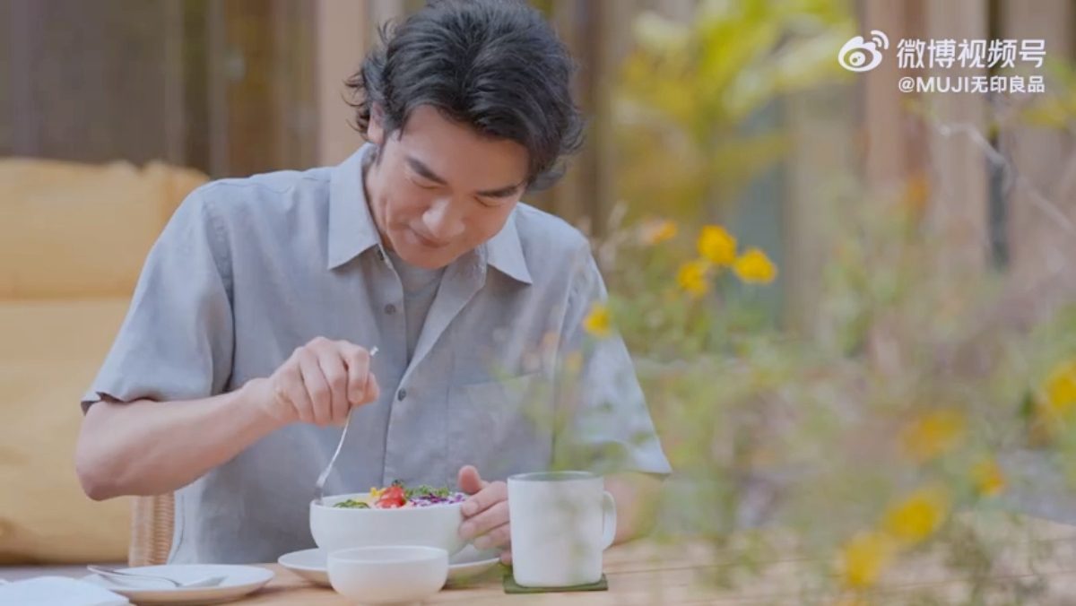 男神金城武回歸螢光幕前！白色襯衫愜意於山野間愜意推單車，成MUJI無印良品最新代言人