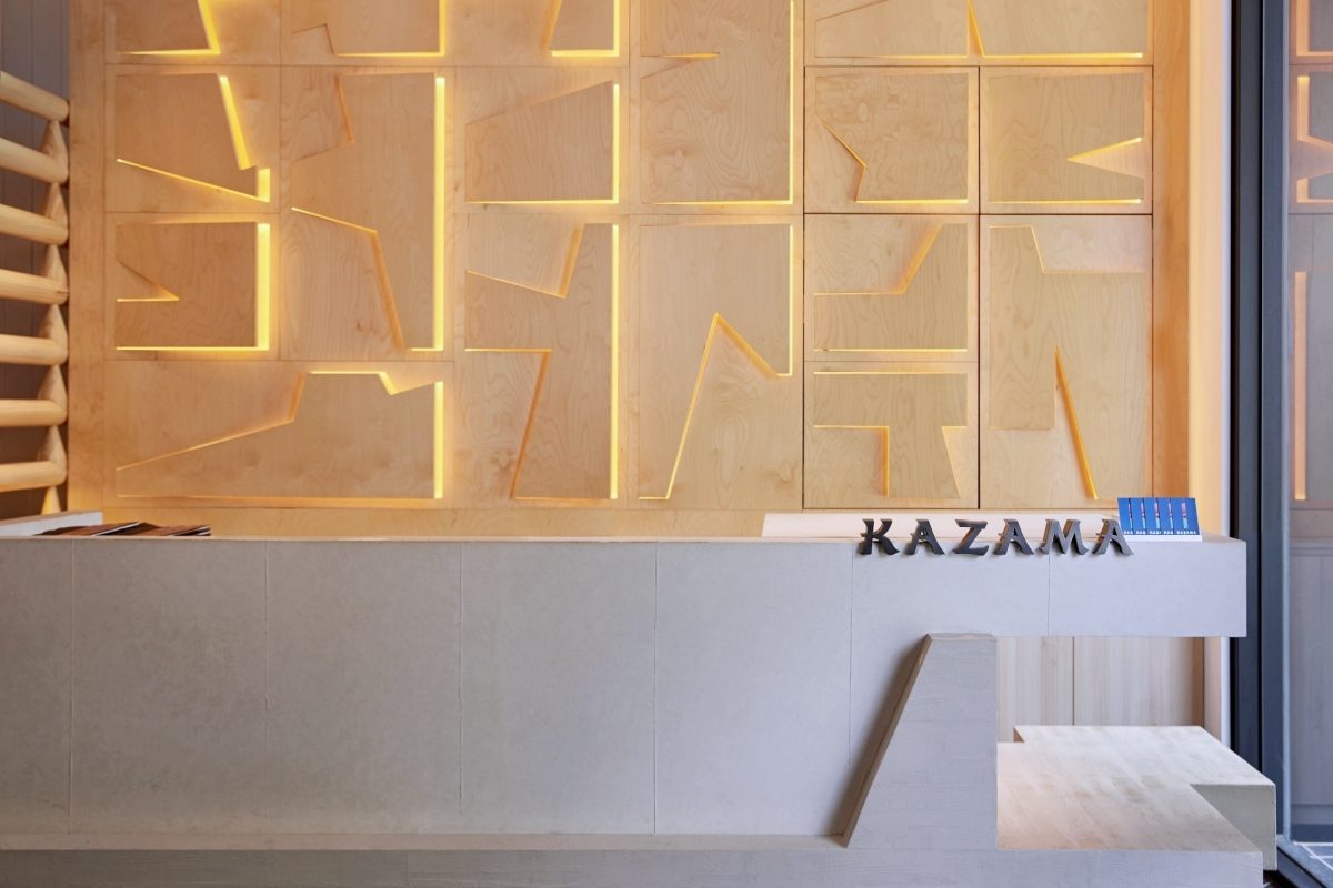 本事空間作品再一發！台中燒肉風間公益店改裝，巨大搶眼紅色迴旋樓梯成亮點