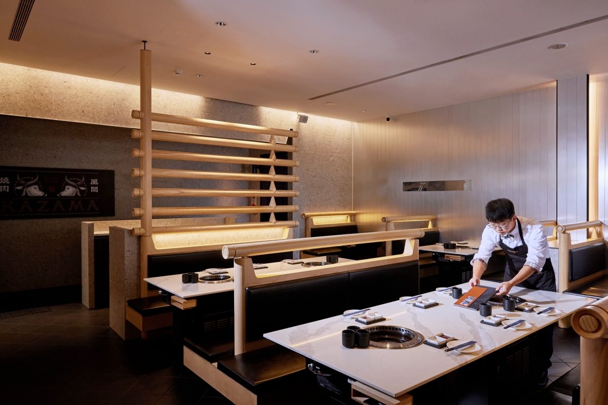 本事空間作品再一發！台中燒肉風間公益店改裝，巨大搶眼紅色迴旋樓梯成亮點