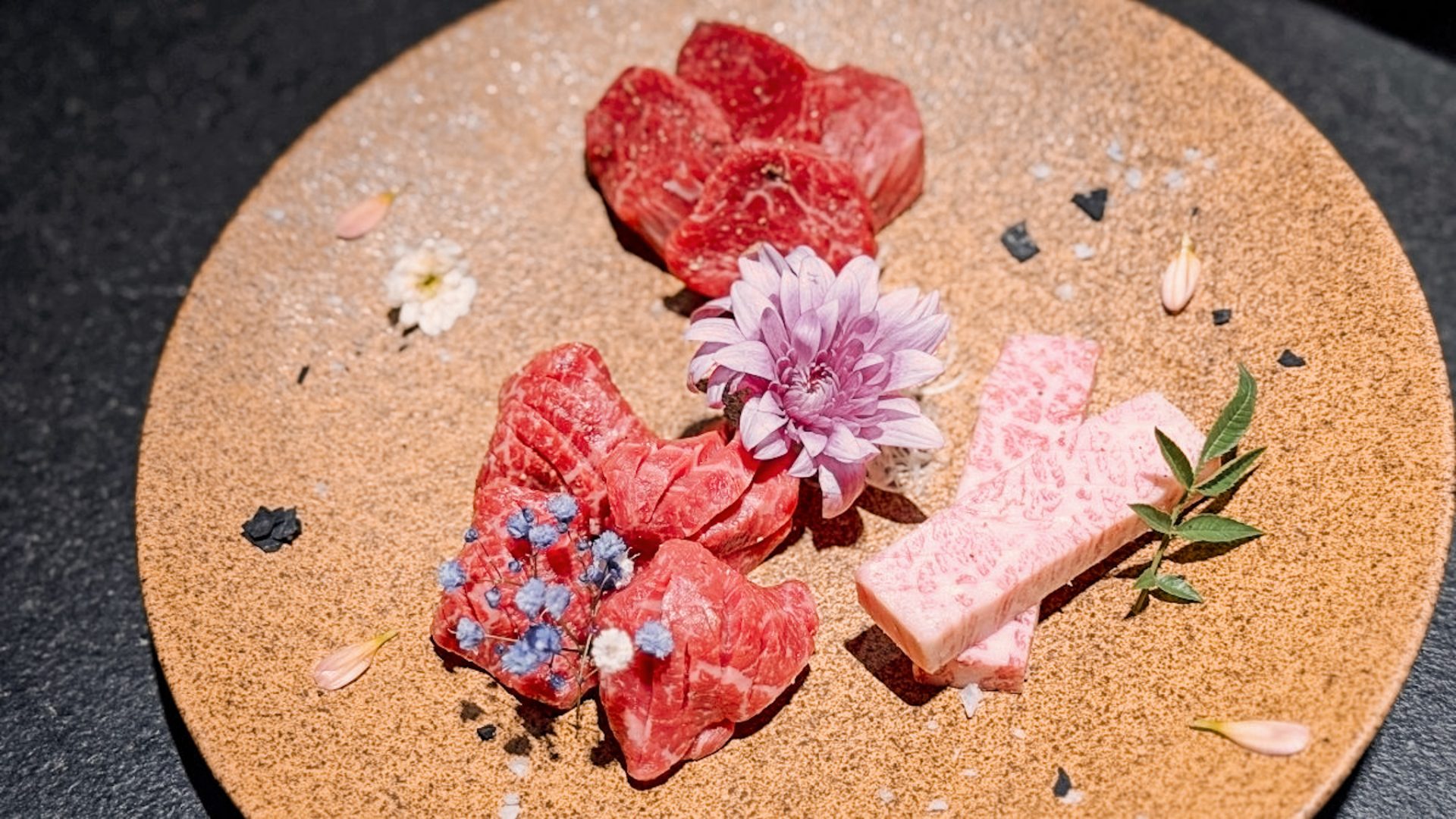 藏身台北中山三條通的老宅精緻燒肉店:赤身燒肉,黑毛和牛搭配特製小菜打造烤盤上的Fine Dining