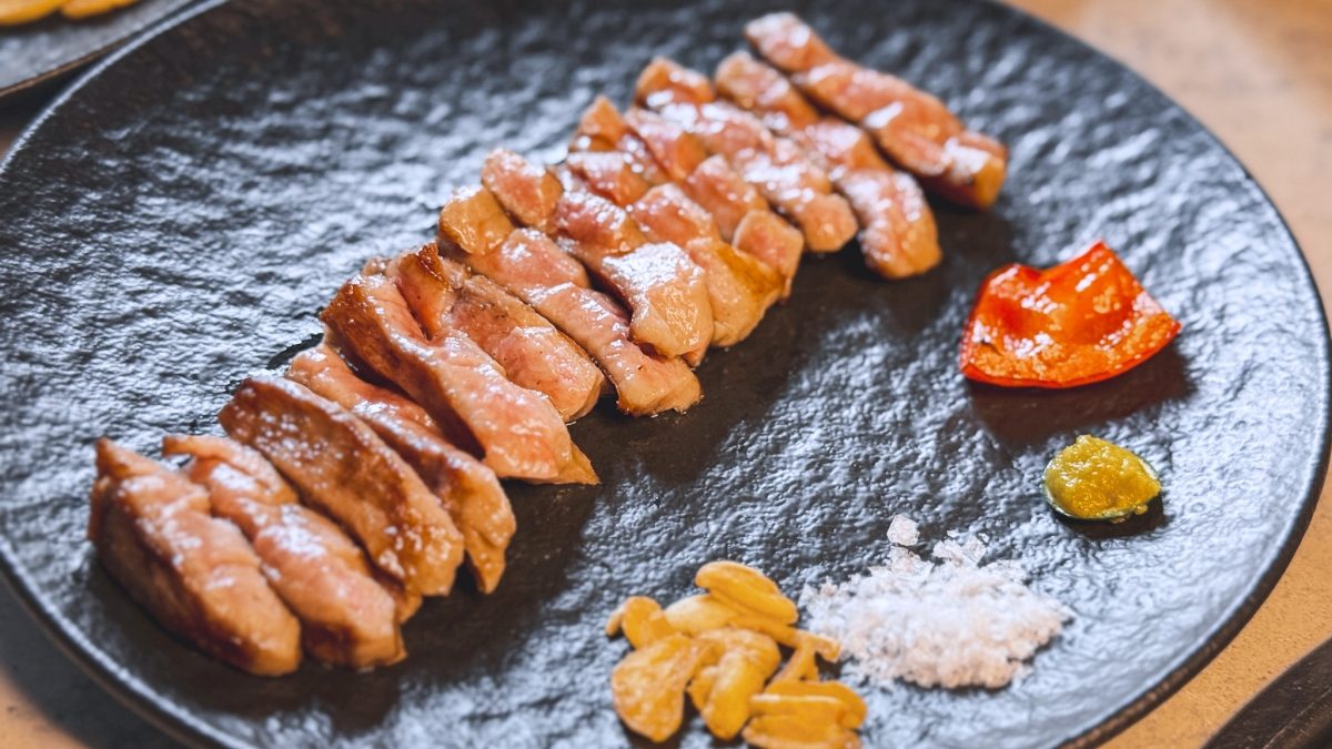 本事空間作品再一發！台中燒肉風間公益店改裝，巨大搶眼紅色迴旋樓梯成亮點