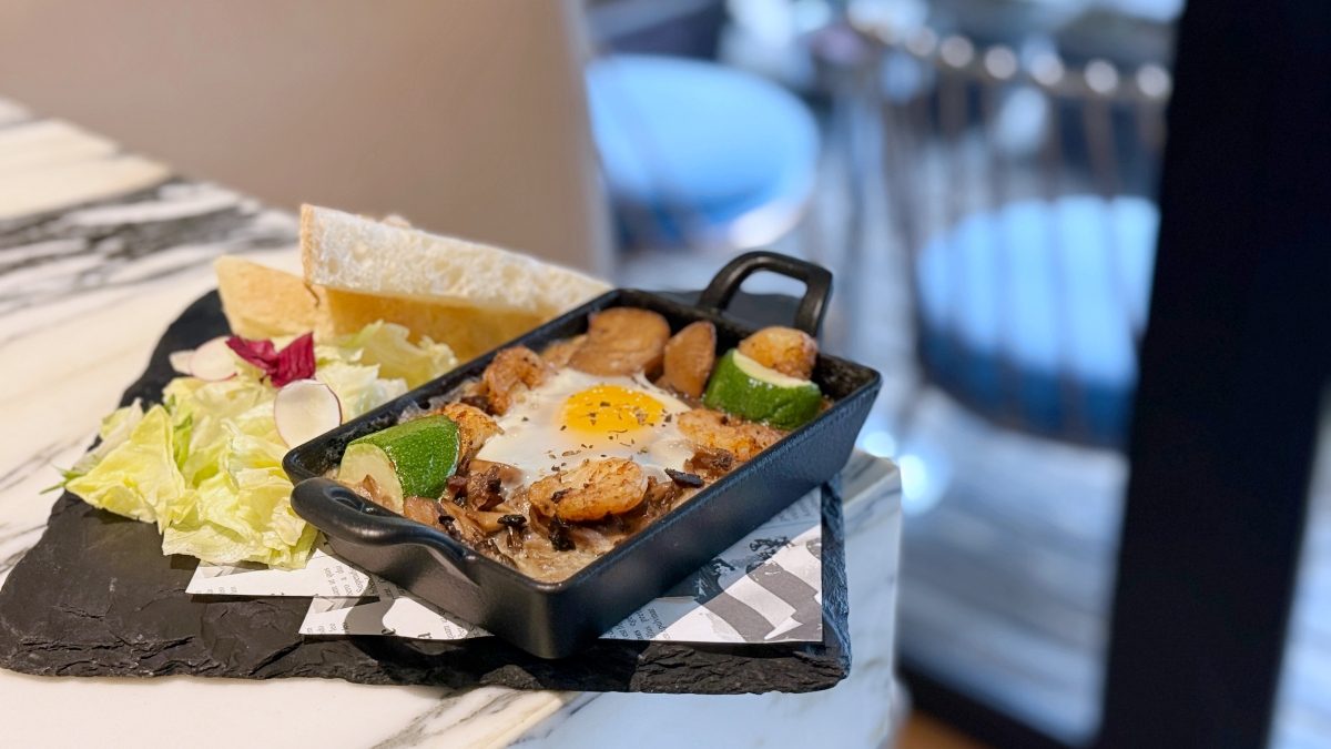 東區餐酒館「花酒藏」變身「早咖晚吧」！使用乳清起司打造Ricotta Hotcake加厚鬆餅蛋糕打造獨特早午餐