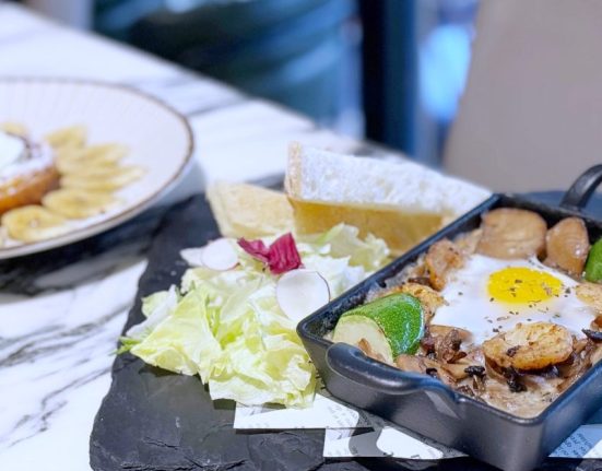 東區餐酒館「花酒藏」變身「早咖晚吧」！使用乳清起司打造Ricotta Hotcake加厚鬆餅蛋糕打造獨特早午餐