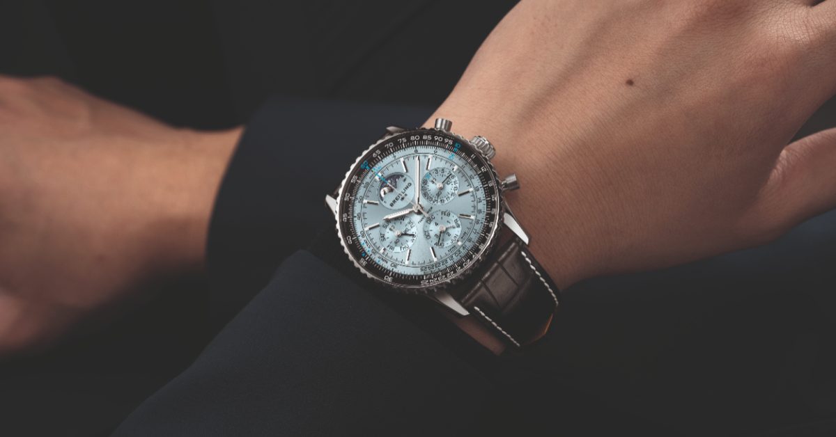 百年靈Navitimer B19萬年曆計時碼錶登場！冰藍美學 x 百年精準，傳承不朽工藝