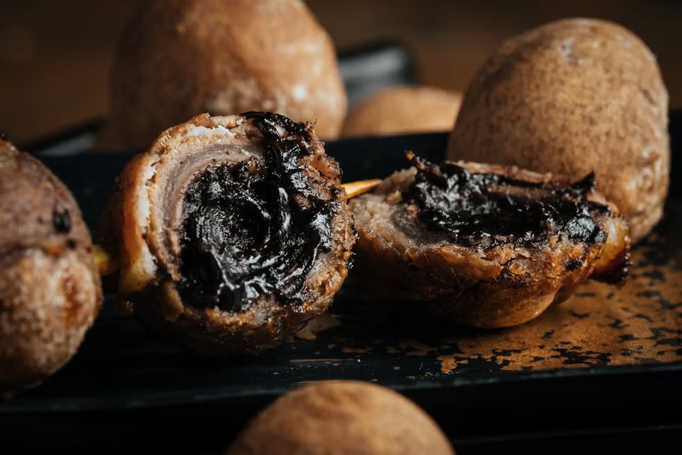 愚人節美食認真惡搞版:布朗尼裡包牛五花、奶蓋竟加牛肉麵、草莓珍珠加進披薩裡、以及披薩盲盒,這些真的都買得到!