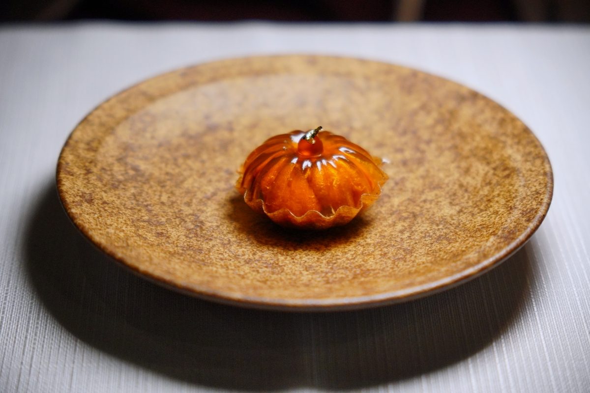 在 Fine Dining 的世界裡，主廚間的客座合作與四手聯彈早已屢見不鮮，不僅帶來話題與媒體關注，更能激盪出料理上耳目一新的火花。台北米其林餐盤推薦餐廳「蘭 Orchid」將於 4 月 26、27 日兩天舉辦四手聯彈晚宴，由主廚 Sato 與現任香港米其林一星餐廳 ÉPURE 主廚、來自新加坡的 Aven Lau 聯手演繹，共同推出一場融合創意與技藝的十道式饗宴，為「蘭 Orchid」注入截然不同的風貌。 料理中藏著兩位主廚的對話 這次的四手聯彈並非簡單的個人特色料理拼盤秀，而是由 Sato 與 Aven 共同設計，將雙方擅長的食材與手法融入每一道菜。像是「靜岡×花蓮蕎麥麵｜鮑魚｜春筍」這道，便以「蘭 Orchid」原有的蕎麥麵為基底，結合 Aven 對於鮑魚處理的想法，以清酒、燒酒與紹興酒煨煮後，搭配春季當令竹筍與枸杞，創造出既熟悉又新穎的口感與風味。 依舊不錯過Chef Aven的招牌風格 作為來自 ÉPURE 的米其林一星主廚，Aven 當然也帶來幾道完整展現他料理哲學的代表作品。例如開胃小點「北海道海膽｜菊芋」，先將菊芋磨粉烘乾後製成如糖脆的外殼，包覆入口即化的海膽，口感與層次之間形成精彩對比。 另一道「鰤魚｜墨西哥辣椒｜紫蘇」，則運用墨西哥辣椒製成微辣醬汁，搭配紫蘇香氣、鰤魚生魚片與蘿蔔絲，賦予刺身料理趣味十足的變奏感。這些菜色不僅展現了 Aven 對風味的拿捏，也體現他遊走於法式精緻與亞洲食材之間的創作語言。 十道料理中藏滿亮點與巧思 在整套十道式料理中，還有不少令人期待的亮點。例如「富山螢烏賊｜X.O.｜山野時蔬」，以螢烏賊為主角，搭配由近 30 種海鮮邊料熬製而成的清湯，呼應主廚 Sato 對食材永續利用的理念。湯面輕覆一層 XO 醬泡泡，為這道料理增添視覺與味覺的海味層次。 另一道「彰化胭脂鴨｜香菇｜日式雞肉丸」，則將胭脂鴨熟成超過三週後風乾，料理後外皮酥脆、內裡仍保有肉汁，一口咬下，鴨油香氣瞬間在口腔中迸發，與日式風味的雞肉丸與香菇相互呼應，形成飽滿而和諧的主菜風格。 限時登場，兩日限定的味覺交響 「蘭 Orchid」主廚 Sato Kiyoshi 與香港 ÉPURE 主廚 Aven Lau 的四手聯彈客座晚宴，僅於 4 月 26 日與 27 日登場，提供十道式料理，套餐價格為 NT$6,880，另可加購 4～5 款搭配氣泡酒、清酒及紅白酒的餐酒組合，完整體驗料理與酒款的美味對話。