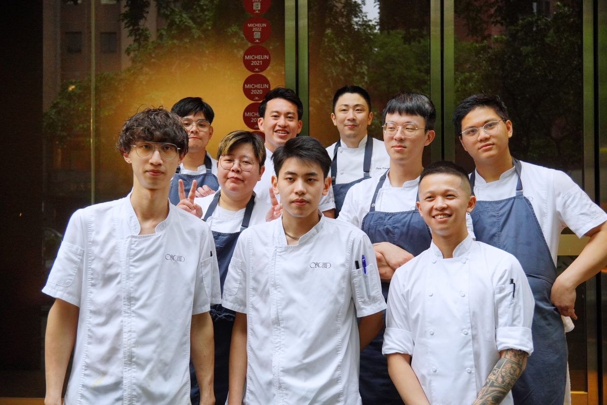 在 Fine Dining 的世界裡，主廚間的客座合作與四手聯彈早已屢見不鮮，不僅帶來話題與媒體關注，更能激盪出料理上耳目一新的火花。台北米其林餐盤推薦餐廳「蘭 Orchid」將於 4 月 26、27 日兩天舉辦四手聯彈晚宴，由主廚 Sato 與現任香港米其林一星餐廳 ÉPURE 主廚、來自新加坡的 Aven Lau 聯手演繹，共同推出一場融合創意與技藝的十道式饗宴，為「蘭 Orchid」注入截然不同的風貌。 料理中藏著兩位主廚的對話 這次的四手聯彈並非簡單的個人特色料理拼盤秀，而是由 Sato 與 Aven 共同設計，將雙方擅長的食材與手法融入每一道菜。像是「靜岡×花蓮蕎麥麵｜鮑魚｜春筍」這道，便以「蘭 Orchid」原有的蕎麥麵為基底，結合 Aven 對於鮑魚處理的想法，以清酒、燒酒與紹興酒煨煮後，搭配春季當令竹筍與枸杞，創造出既熟悉又新穎的口感與風味。 依舊不錯過Chef Aven的招牌風格 作為來自 ÉPURE 的米其林一星主廚，Aven 當然也帶來幾道完整展現他料理哲學的代表作品。例如開胃小點「北海道海膽｜菊芋」，先將菊芋磨粉烘乾後製成如糖脆的外殼，包覆入口即化的海膽，口感與層次之間形成精彩對比。 另一道「鰤魚｜墨西哥辣椒｜紫蘇」，則運用墨西哥辣椒製成微辣醬汁，搭配紫蘇香氣、鰤魚生魚片與蘿蔔絲，賦予刺身料理趣味十足的變奏感。這些菜色不僅展現了 Aven 對風味的拿捏，也體現他遊走於法式精緻與亞洲食材之間的創作語言。 十道料理中藏滿亮點與巧思 在整套十道式料理中，還有不少令人期待的亮點。例如「富山螢烏賊｜X.O.｜山野時蔬」，以螢烏賊為主角，搭配由近 30 種海鮮邊料熬製而成的清湯，呼應主廚 Sato 對食材永續利用的理念。湯面輕覆一層 XO 醬泡泡，為這道料理增添視覺與味覺的海味層次。 另一道「彰化胭脂鴨｜香菇｜日式雞肉丸」，則將胭脂鴨熟成超過三週後風乾，料理後外皮酥脆、內裡仍保有肉汁，一口咬下，鴨油香氣瞬間在口腔中迸發，與日式風味的雞肉丸與香菇相互呼應，形成飽滿而和諧的主菜風格。 限時登場，兩日限定的味覺交響 「蘭 Orchid」主廚 Sato Kiyoshi 與香港 ÉPURE 主廚 Aven Lau 的四手聯彈客座晚宴，僅於 4 月 26 日與 27 日登場，提供十道式料理，套餐價格為 NT$6,880，另可加購 4～5 款搭配氣泡酒、清酒及紅白酒的餐酒組合，完整體驗料理與酒款的美味對話。
