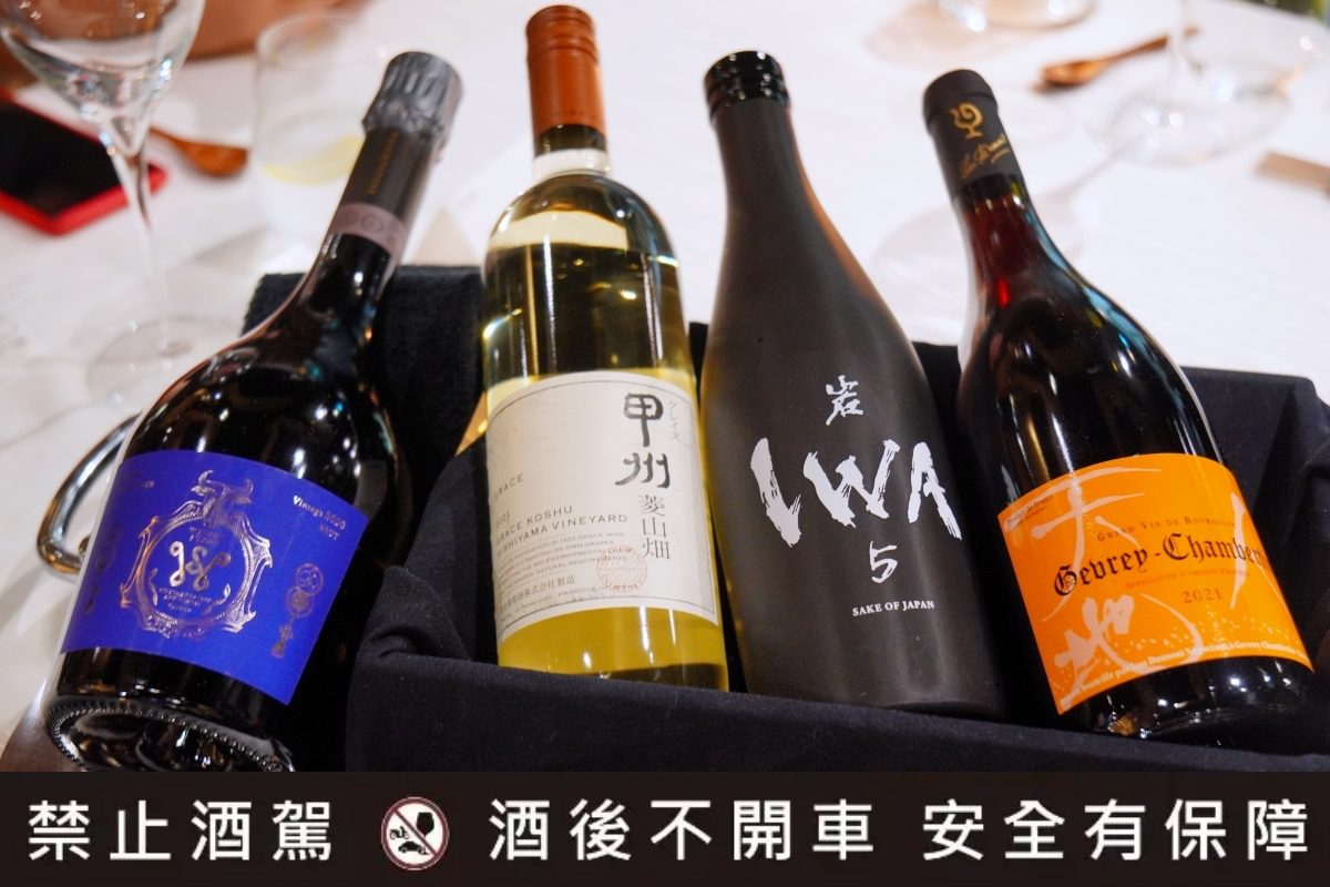在 Fine Dining 的世界裡，主廚間的客座合作與四手聯彈早已屢見不鮮，不僅帶來話題與媒體關注，更能激盪出料理上耳目一新的火花。台北米其林餐盤推薦餐廳「蘭 Orchid」將於 4 月 26、27 日兩天舉辦四手聯彈晚宴，由主廚 Sato 與現任香港米其林一星餐廳 ÉPURE 主廚、來自新加坡的 Aven Lau 聯手演繹，共同推出一場融合創意與技藝的十道式饗宴，為「蘭 Orchid」注入截然不同的風貌。 料理中藏著兩位主廚的對話 這次的四手聯彈並非簡單的個人特色料理拼盤秀，而是由 Sato 與 Aven 共同設計，將雙方擅長的食材與手法融入每一道菜。像是「靜岡×花蓮蕎麥麵｜鮑魚｜春筍」這道，便以「蘭 Orchid」原有的蕎麥麵為基底，結合 Aven 對於鮑魚處理的想法，以清酒、燒酒與紹興酒煨煮後，搭配春季當令竹筍與枸杞，創造出既熟悉又新穎的口感與風味。 依舊不錯過Chef Aven的招牌風格 作為來自 ÉPURE 的米其林一星主廚，Aven 當然也帶來幾道完整展現他料理哲學的代表作品。例如開胃小點「北海道海膽｜菊芋」，先將菊芋磨粉烘乾後製成如糖脆的外殼，包覆入口即化的海膽，口感與層次之間形成精彩對比。 另一道「鰤魚｜墨西哥辣椒｜紫蘇」，則運用墨西哥辣椒製成微辣醬汁，搭配紫蘇香氣、鰤魚生魚片與蘿蔔絲，賦予刺身料理趣味十足的變奏感。這些菜色不僅展現了 Aven 對風味的拿捏，也體現他遊走於法式精緻與亞洲食材之間的創作語言。 十道料理中藏滿亮點與巧思 在整套十道式料理中，還有不少令人期待的亮點。例如「富山螢烏賊｜X.O.｜山野時蔬」，以螢烏賊為主角，搭配由近 30 種海鮮邊料熬製而成的清湯，呼應主廚 Sato 對食材永續利用的理念。湯面輕覆一層 XO 醬泡泡，為這道料理增添視覺與味覺的海味層次。 另一道「彰化胭脂鴨｜香菇｜日式雞肉丸」，則將胭脂鴨熟成超過三週後風乾，料理後外皮酥脆、內裡仍保有肉汁，一口咬下，鴨油香氣瞬間在口腔中迸發，與日式風味的雞肉丸與香菇相互呼應，形成飽滿而和諧的主菜風格。 限時登場，兩日限定的味覺交響 「蘭 Orchid」主廚 Sato Kiyoshi 與香港 ÉPURE 主廚 Aven Lau 的四手聯彈客座晚宴，僅於 4 月 26 日與 27 日登場，提供十道式料理，套餐價格為 NT$6,880，另可加購 4～5 款搭配氣泡酒、清酒及紅白酒的餐酒組合，完整體驗料理與酒款的美味對話。