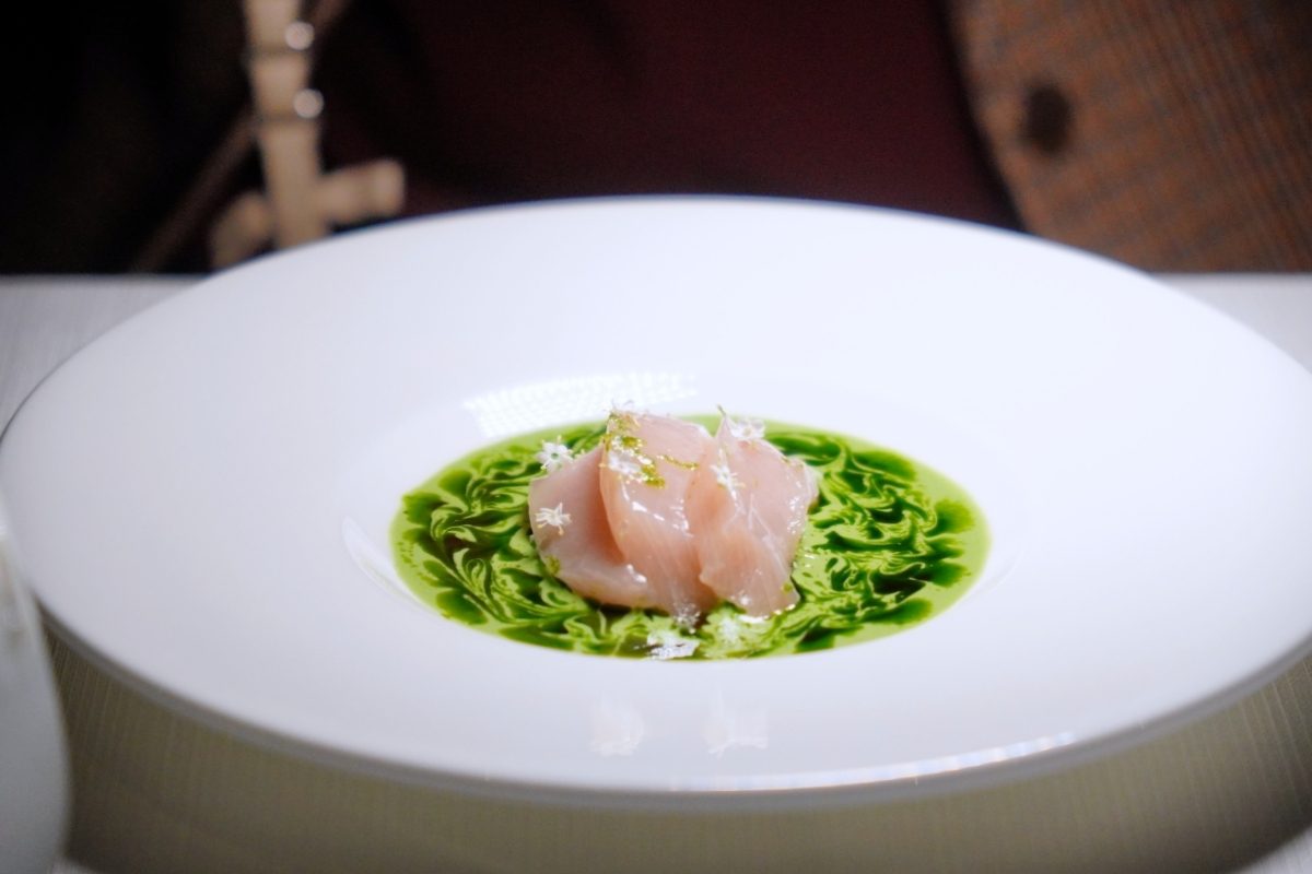 在 Fine Dining 的世界裡，主廚間的客座合作與四手聯彈早已屢見不鮮，不僅帶來話題與媒體關注，更能激盪出料理上耳目一新的火花。台北米其林餐盤推薦餐廳「蘭 Orchid」將於 4 月 26、27 日兩天舉辦四手聯彈晚宴，由主廚 Sato 與現任香港米其林一星餐廳 ÉPURE 主廚、來自新加坡的 Aven Lau 聯手演繹，共同推出一場融合創意與技藝的十道式饗宴，為「蘭 Orchid」注入截然不同的風貌。 料理中藏著兩位主廚的對話 這次的四手聯彈並非簡單的個人特色料理拼盤秀，而是由 Sato 與 Aven 共同設計，將雙方擅長的食材與手法融入每一道菜。像是「靜岡×花蓮蕎麥麵｜鮑魚｜春筍」這道，便以「蘭 Orchid」原有的蕎麥麵為基底，結合 Aven 對於鮑魚處理的想法，以清酒、燒酒與紹興酒煨煮後，搭配春季當令竹筍與枸杞，創造出既熟悉又新穎的口感與風味。 依舊不錯過Chef Aven的招牌風格 作為來自 ÉPURE 的米其林一星主廚，Aven 當然也帶來幾道完整展現他料理哲學的代表作品。例如開胃小點「北海道海膽｜菊芋」，先將菊芋磨粉烘乾後製成如糖脆的外殼，包覆入口即化的海膽，口感與層次之間形成精彩對比。 另一道「鰤魚｜墨西哥辣椒｜紫蘇」，則運用墨西哥辣椒製成微辣醬汁，搭配紫蘇香氣、鰤魚生魚片與蘿蔔絲，賦予刺身料理趣味十足的變奏感。這些菜色不僅展現了 Aven 對風味的拿捏，也體現他遊走於法式精緻與亞洲食材之間的創作語言。 十道料理中藏滿亮點與巧思 在整套十道式料理中，還有不少令人期待的亮點。例如「富山螢烏賊｜X.O.｜山野時蔬」，以螢烏賊為主角，搭配由近 30 種海鮮邊料熬製而成的清湯，呼應主廚 Sato 對食材永續利用的理念。湯面輕覆一層 XO 醬泡泡，為這道料理增添視覺與味覺的海味層次。 另一道「彰化胭脂鴨｜香菇｜日式雞肉丸」，則將胭脂鴨熟成超過三週後風乾，料理後外皮酥脆、內裡仍保有肉汁，一口咬下，鴨油香氣瞬間在口腔中迸發，與日式風味的雞肉丸與香菇相互呼應，形成飽滿而和諧的主菜風格。 限時登場，兩日限定的味覺交響 「蘭 Orchid」主廚 Sato Kiyoshi 與香港 ÉPURE 主廚 Aven Lau 的四手聯彈客座晚宴，僅於 4 月 26 日與 27 日登場，提供十道式料理，套餐價格為 NT$6,880，另可加購 4～5 款搭配氣泡酒、清酒及紅白酒的餐酒組合，完整體驗料理與酒款的美味對話。