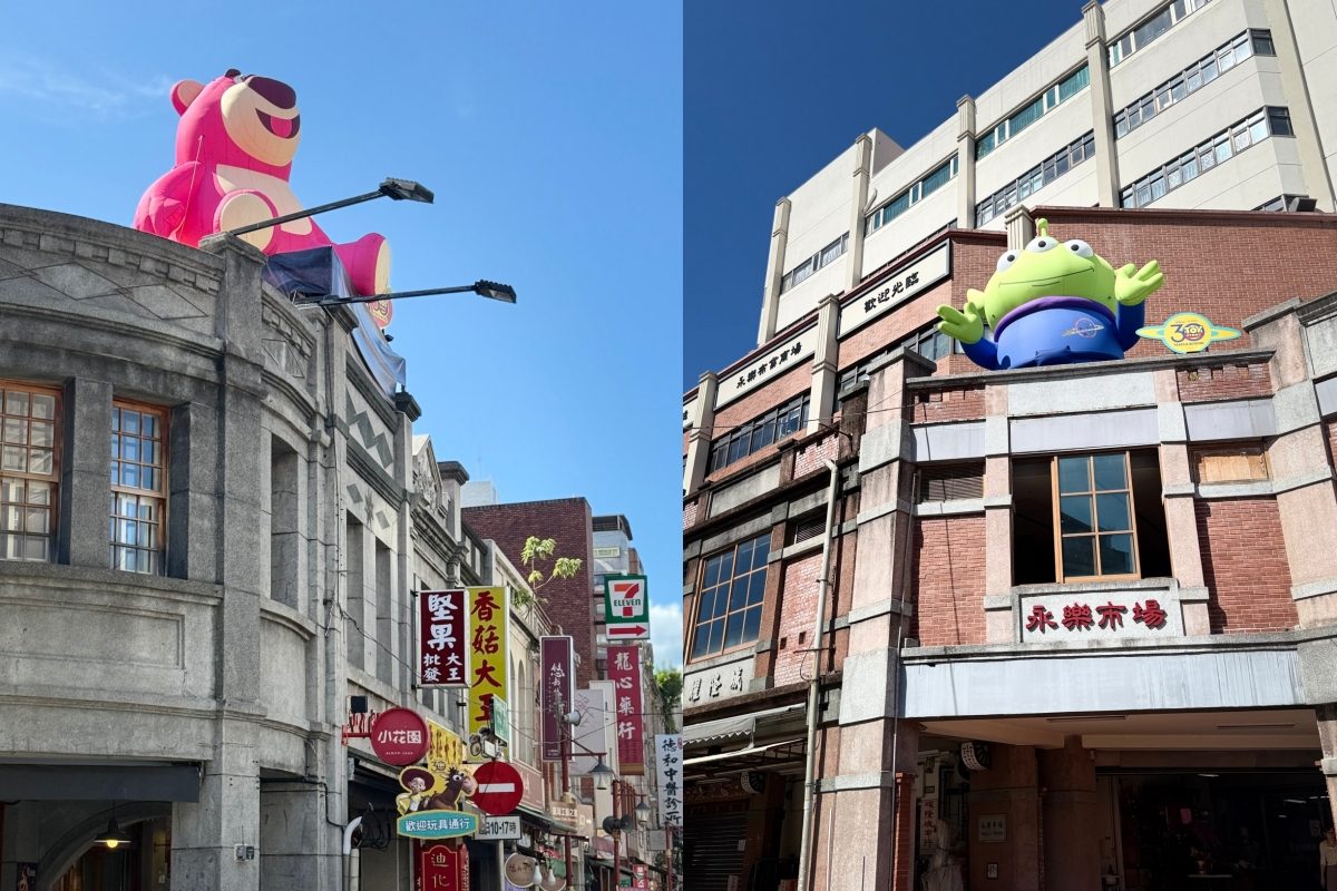 迪士尼經典動畫《玩具總動員》迎來30週年，聯手台北市政府觀光傳播局，從7月1日至8月28日，打造「歡迎光臨！大稻埕復古玩具店」期間限定活動，讓大稻埕街頭成為一座充滿童趣與懷舊風情的玩具世界。

在轉角遇到三眼怪

在動畫裡一直默默陪伴小孩長大的《玩具總動員》各角色，在30週年慶之際，也化身巨型打卡景點藏身於迪化街裡，像是盤據在迪化街入口的熊抱哥、棲身於永樂市場門口上方的三眼怪，以及在霞海城隍廟旁邊的大型拍照物景點，四大打卡裝置讓很有台灣感性的迪化街，瞬間充滿了童稚的歡愉感。

這尊熊抱哥到了晚上會發光

被安置在迪化街入口建築上方的熊抱哥，白天粉紅色的身影很吸睛，到了晚上六點，會瞬間變成自體發光的燈飾，讓老街換上另一風貌。除了四大打卡裝置之外，也有各種彩蛋街飾藏身在整條迪化街上，從南京西路起一路延伸至霞海城隍廟，是玩具總動員粉絲今年夏天不能錯過的朝聖景點。

30週年期間限定店限時登場

在永樂廣場設有「玩具總動員30週年期間限定店」，由「野獸國」操刀，除了有限量版的電腦主機，以及胡迪、巴斯光年、三眼怪等公仔，還有融合台味與懷舊設計，推出超過100款限定商品，如茄芷袋、瓶蓋吊飾、招牌小磁鐵等，打造讓人無法抗拒的復古魅力。

活動時間：7月1日至8月28日
活動地點：台北大稻埕迪化街商圈
