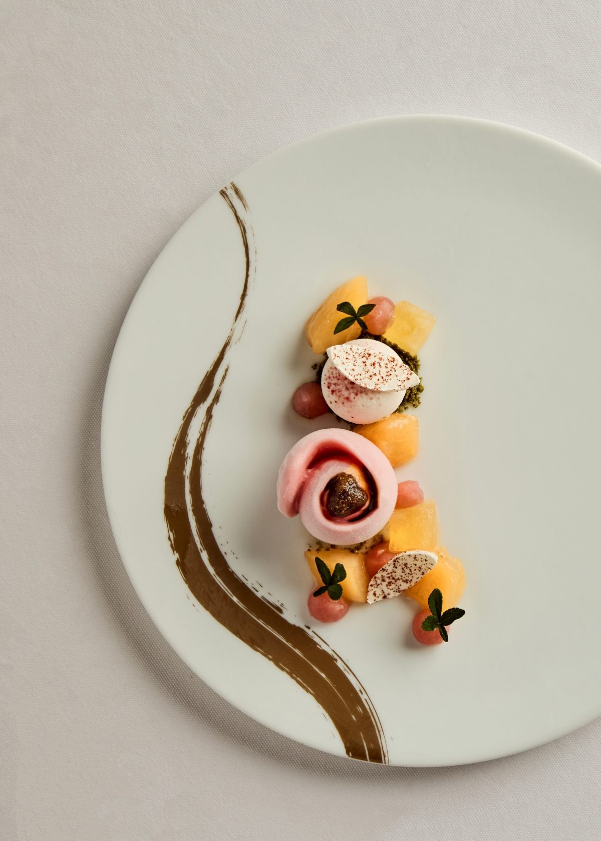 Fine Dining的夏季滋味：CEO1950總裁藝文空間將菜單變展覽、台北嘉佩樂焰28推餐盤中的炙燒美學