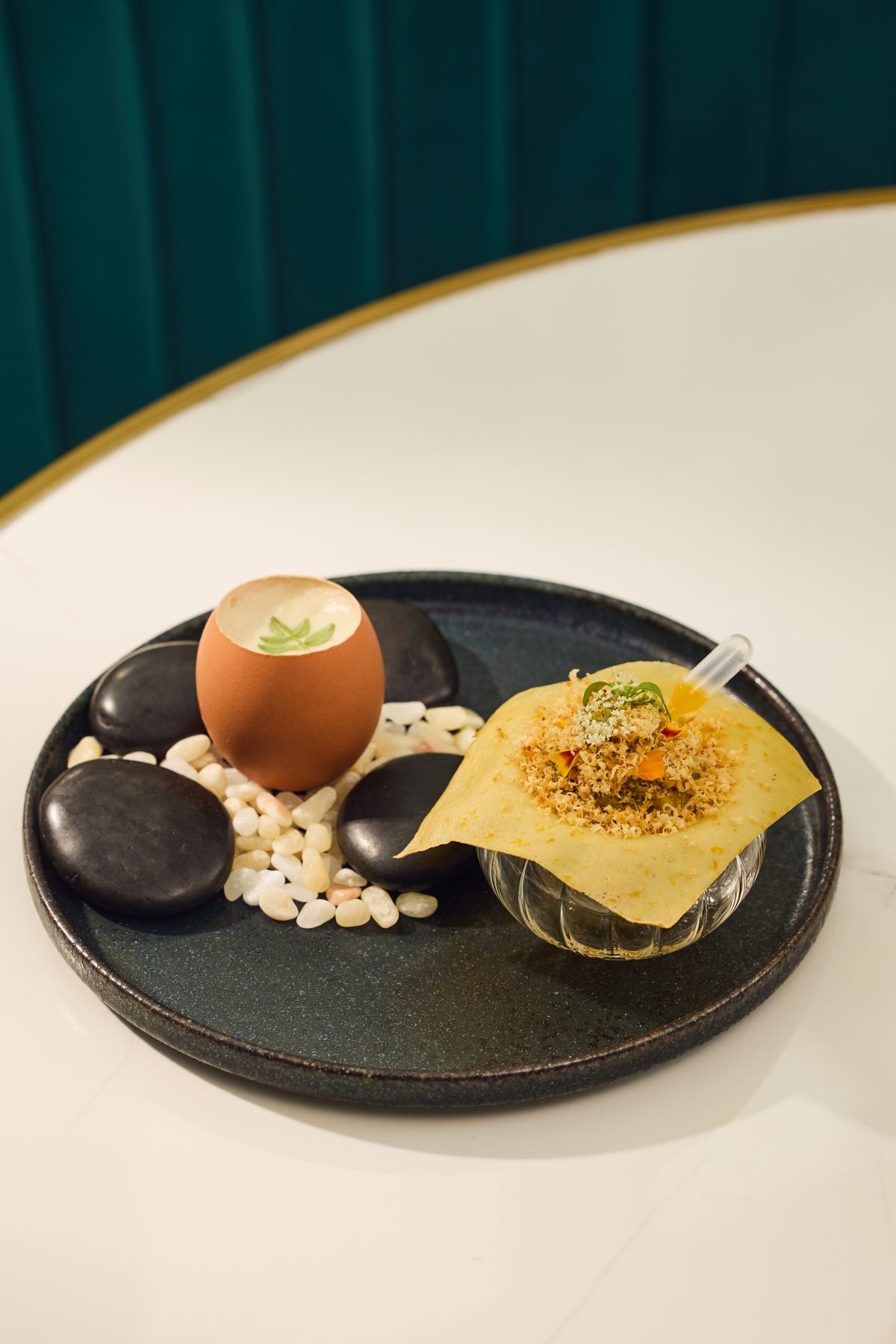 Fine Dining的夏季滋味：CEO1950總裁藝文空間將菜單變展覽、台北嘉佩樂焰28推餐盤中的炙燒美學