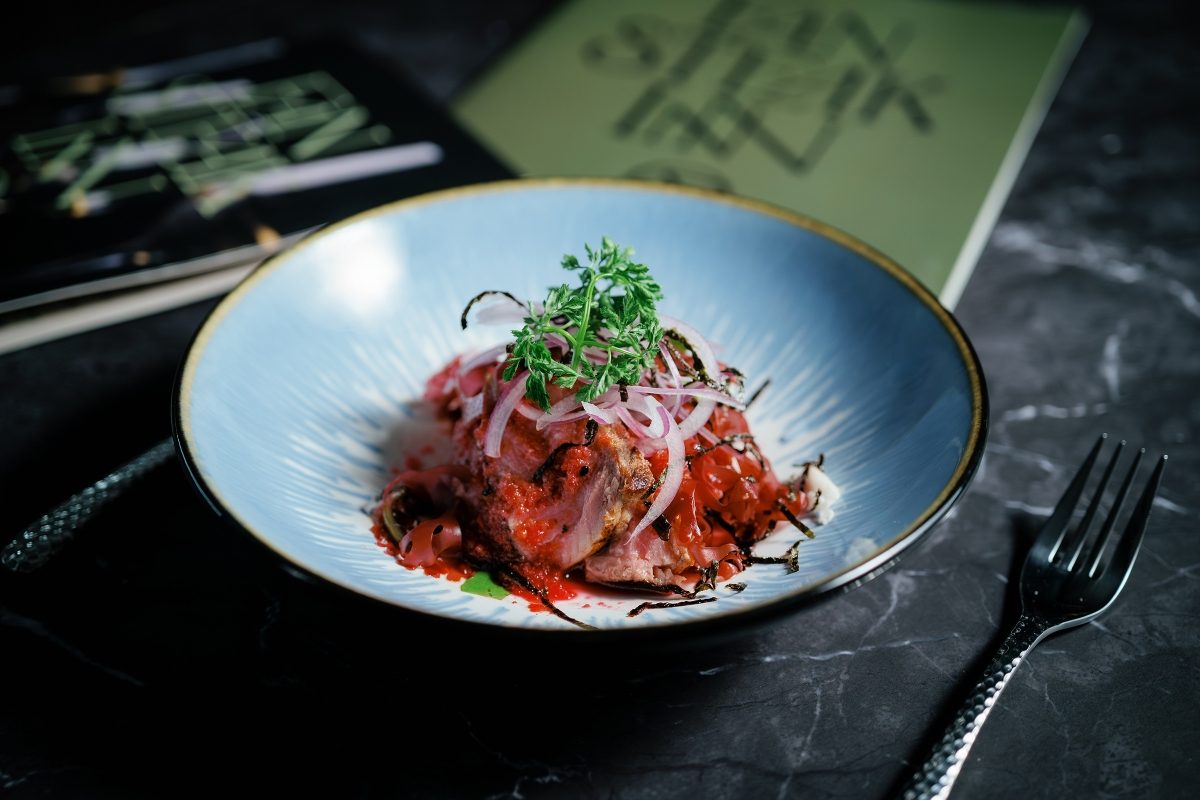 經典的「雅室牛排」台中七期開新店：波特丁骨牛排、海鮮料理成台中店限定美味