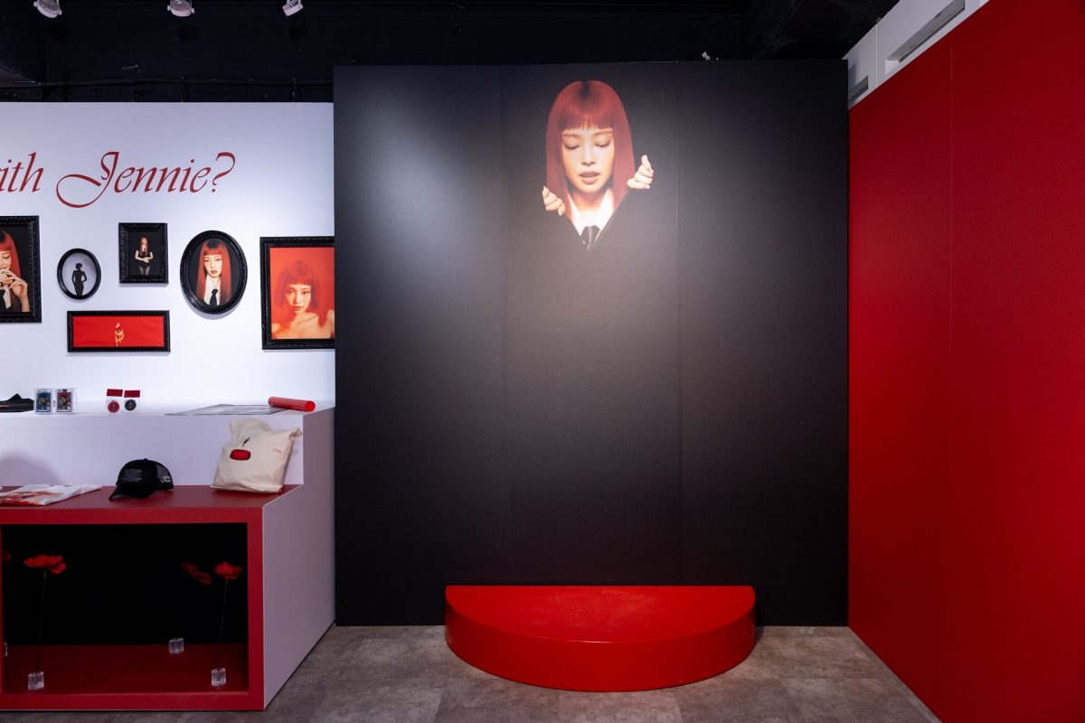 JENNIE《Ruby》期間限定體驗店登台！紅寶石系沉浸空間、黑膠首賣與亞洲限定周邊一次看