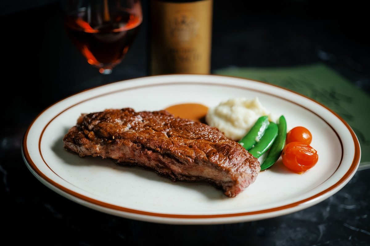 經典的「雅室牛排」台中七期開新店：波特丁骨牛排、海鮮料理成台中店限定美味