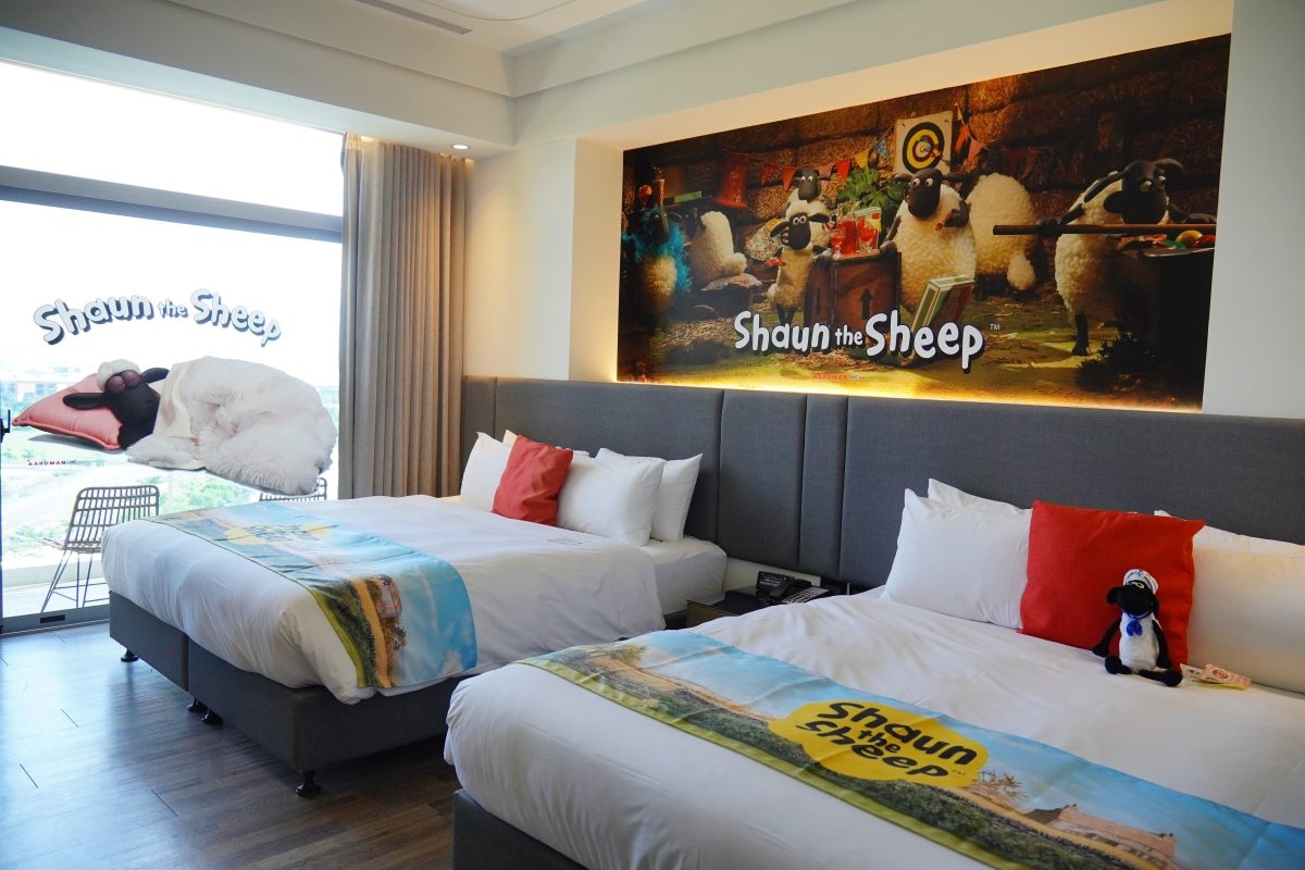 卡比胖拉出沒台南安平漁人碼頭！12公尺高充氣玩偶、50隻紙雕水豚萌翻府城，水豚主題甜點店也別錯過