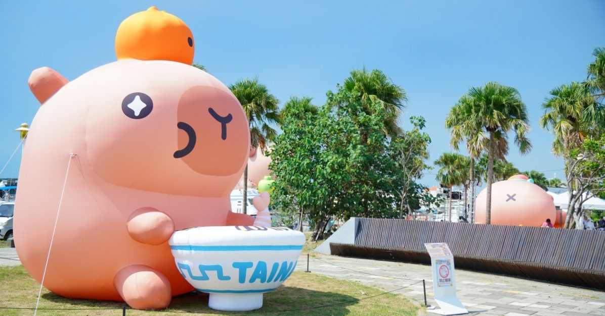 卡比胖拉出沒台南安平漁人碼頭！12公尺高充氣玩偶、50隻紙雕水豚萌翻府城，水豚主題甜點店也別錯過