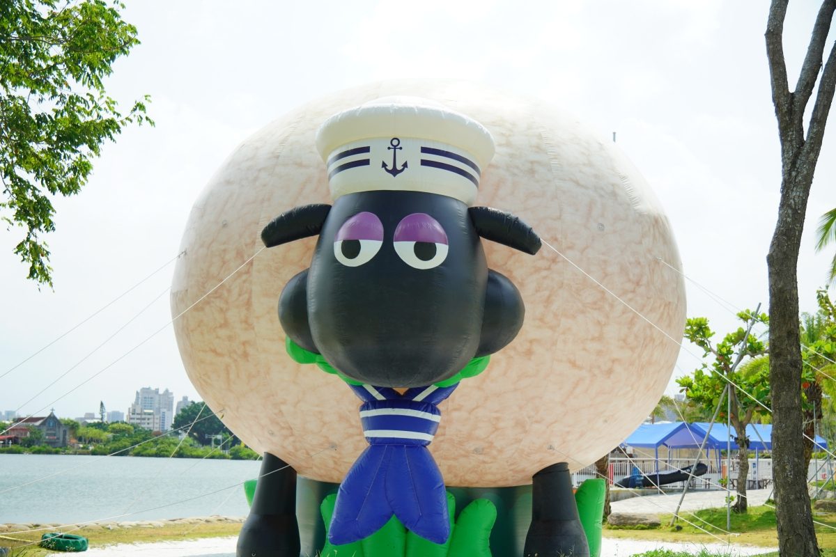 卡比胖拉出沒台南安平漁人碼頭！12公尺高充氣玩偶、50隻紙雕水豚萌翻府城，水豚主題甜點店也別錯過