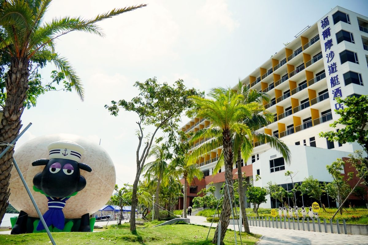 卡比胖拉出沒台南安平漁人碼頭！12公尺高充氣玩偶、50隻紙雕水豚萌翻府城，水豚主題甜點店也別錯過