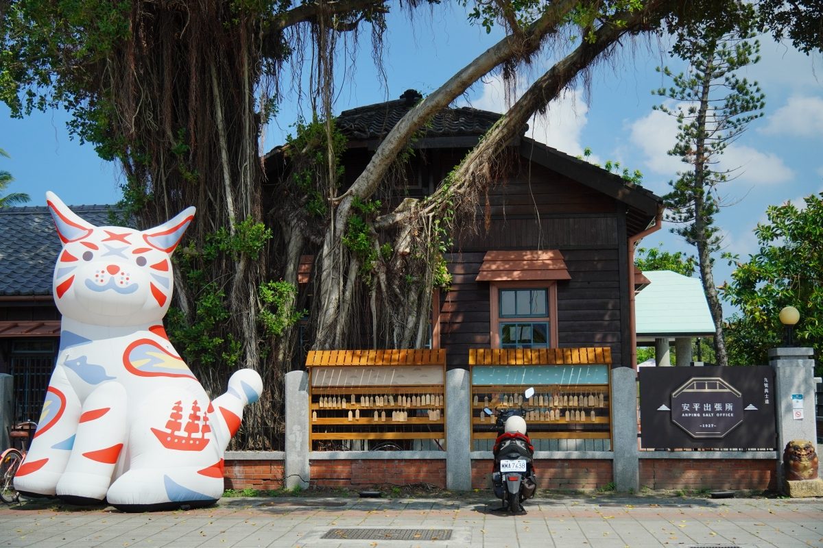 卡比胖拉出沒台南安平漁人碼頭！12公尺高充氣玩偶、50隻紙雕水豚萌翻府城，水豚主題甜點店也別錯過