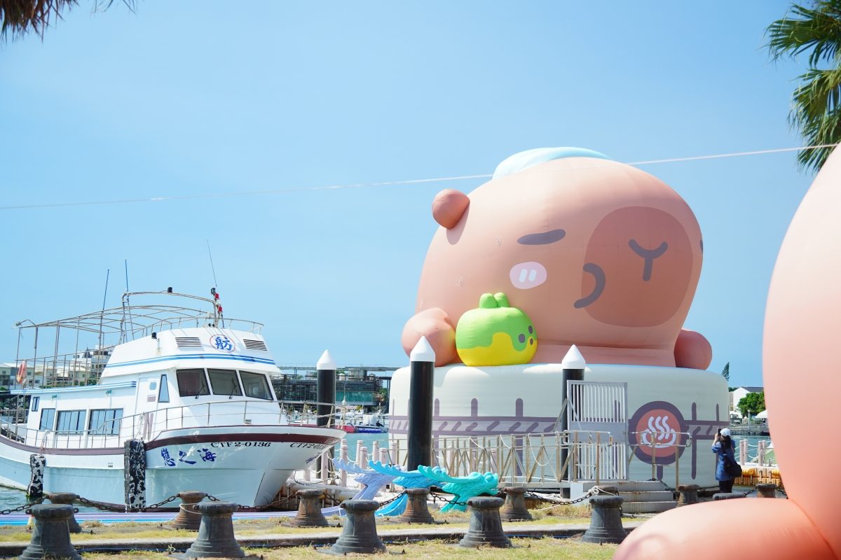 卡比胖拉出沒台南安平漁人碼頭！12公尺高充氣玩偶、50隻紙雕水豚萌翻府城，水豚主題甜點店也別錯過