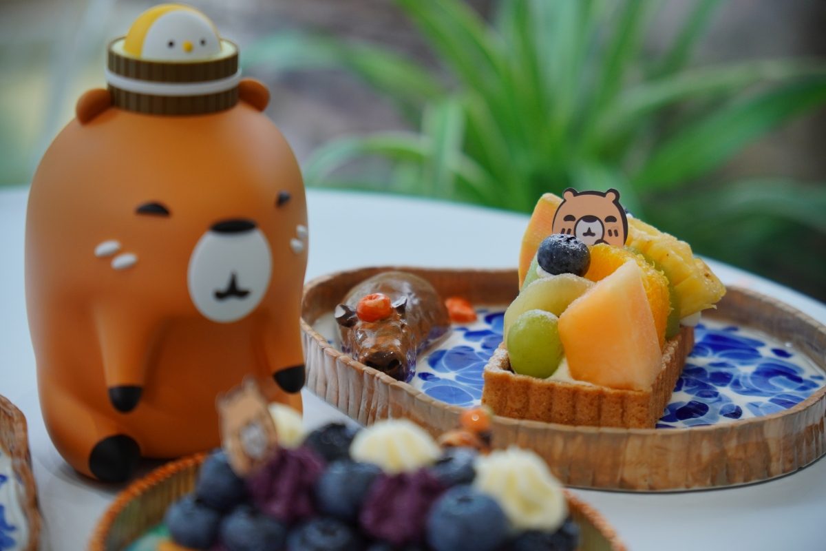 卡比胖拉出沒台南安平漁人碼頭！12公尺高充氣玩偶、50隻紙雕水豚萌翻府城，水豚主題甜點店也別錯過