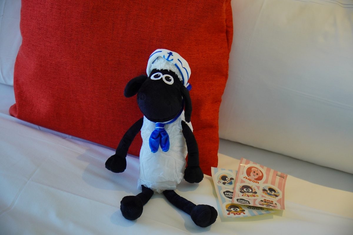 卡比胖拉出沒台南安平漁人碼頭！12公尺高充氣玩偶、50隻紙雕水豚萌翻府城，水豚主題甜點店也別錯過