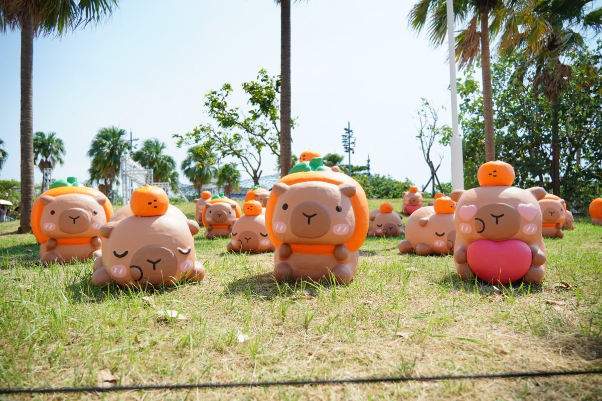 卡比胖拉出沒台南安平漁人碼頭！12公尺高充氣玩偶、50隻紙雕水豚萌翻府城，水豚主題甜點店也別錯過