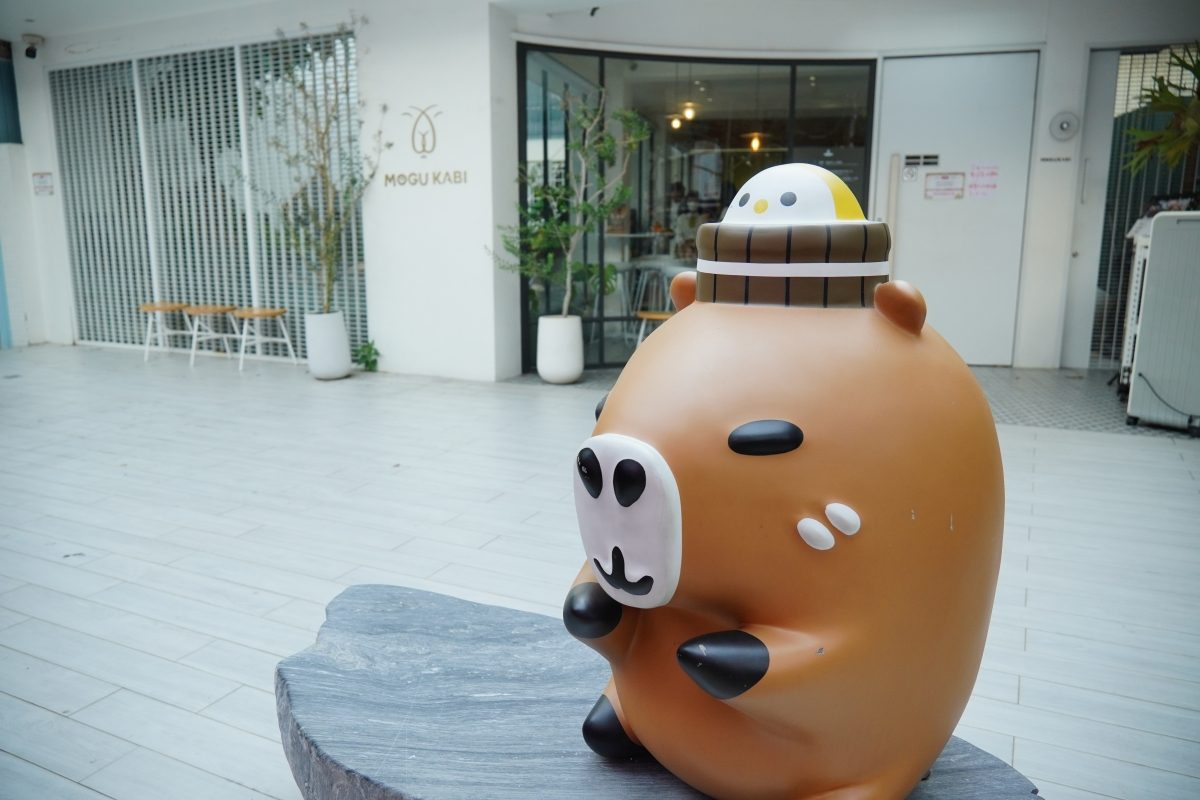 卡比胖拉出沒台南安平漁人碼頭！12公尺高充氣玩偶、50隻紙雕水豚萌翻府城，水豚主題甜點店也別錯過